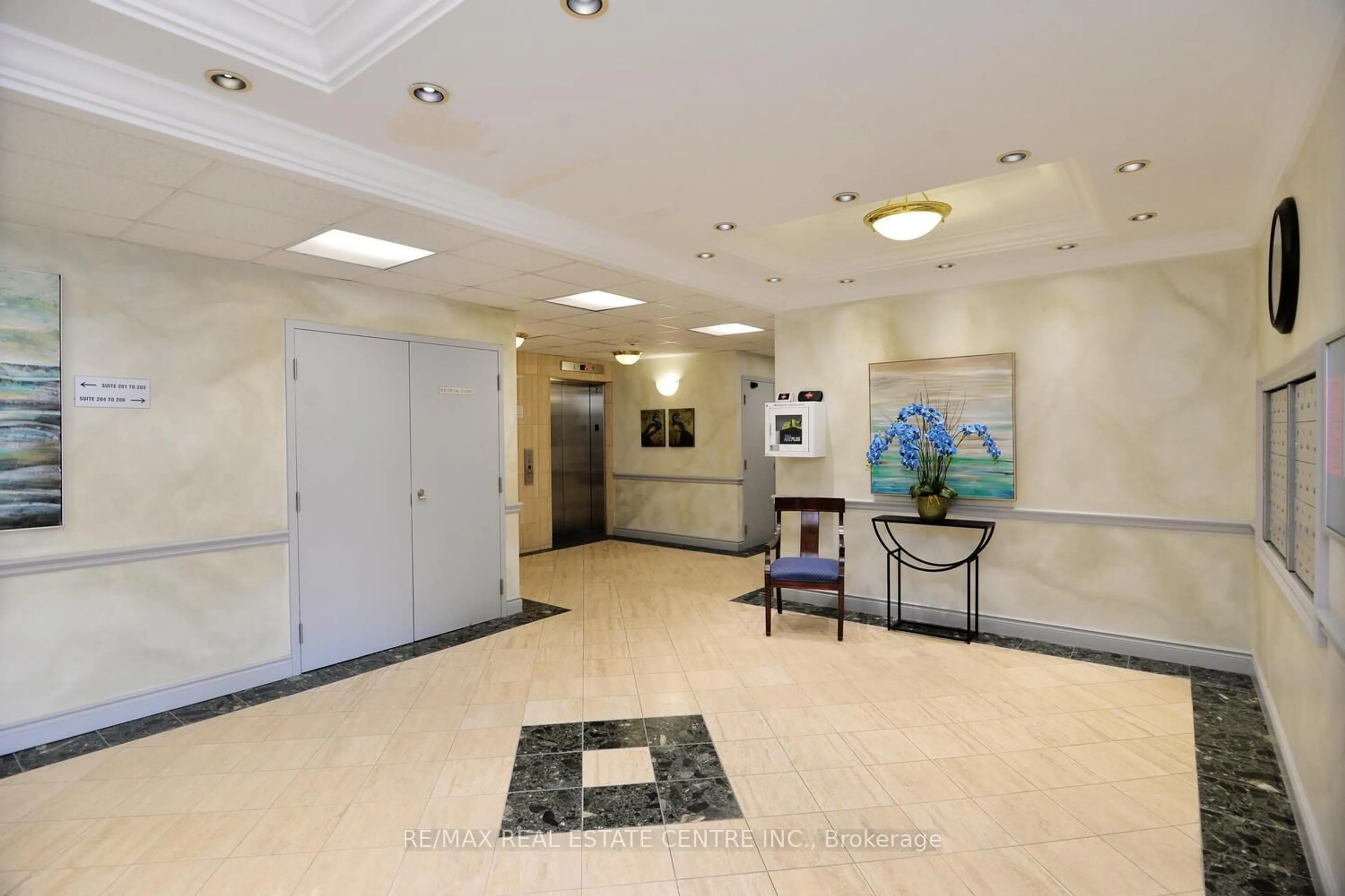 Indoor foyer for 200 Broadway #406, Orangeville Ontario L9W 5G3