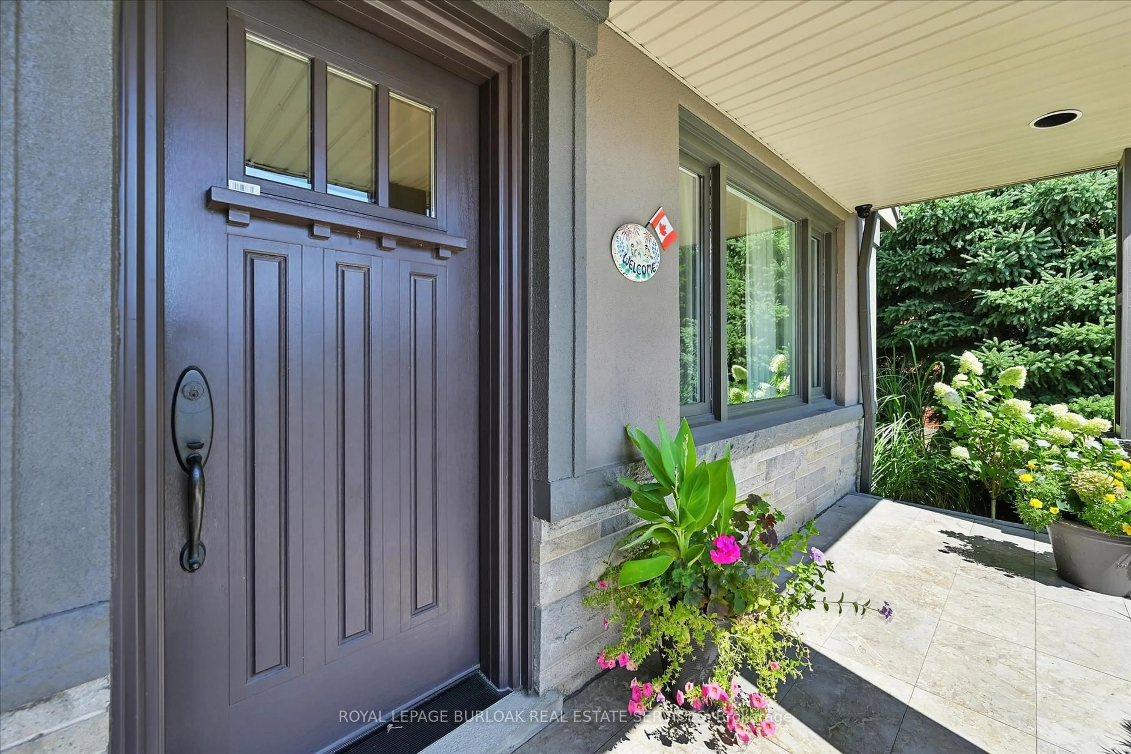 Indoor entryway for 2209 Ghent Ave, Burlington Ontario L7R 1Y6