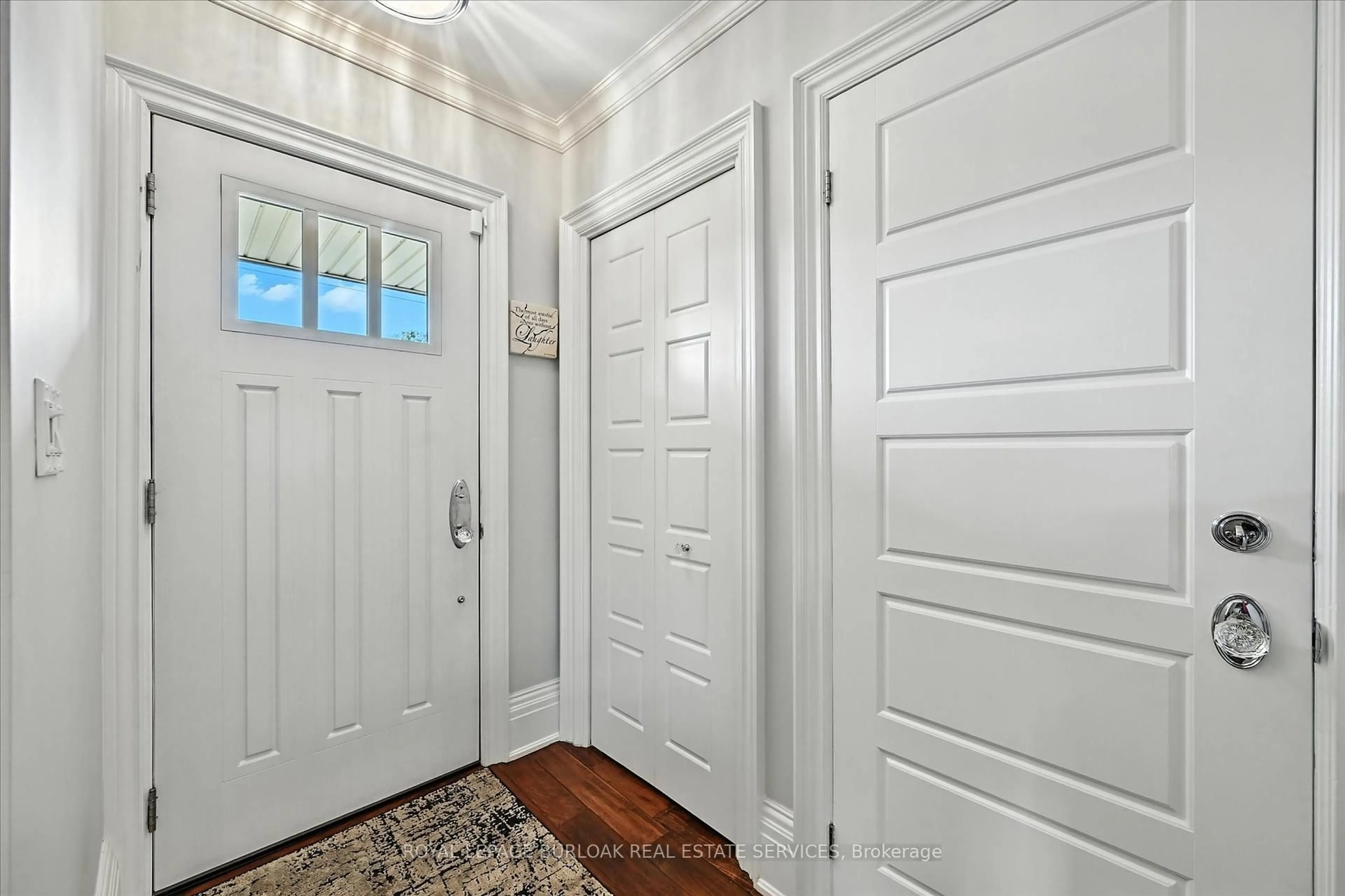 Indoor entryway for 2209 Ghent Ave, Burlington Ontario L7R 1Y6