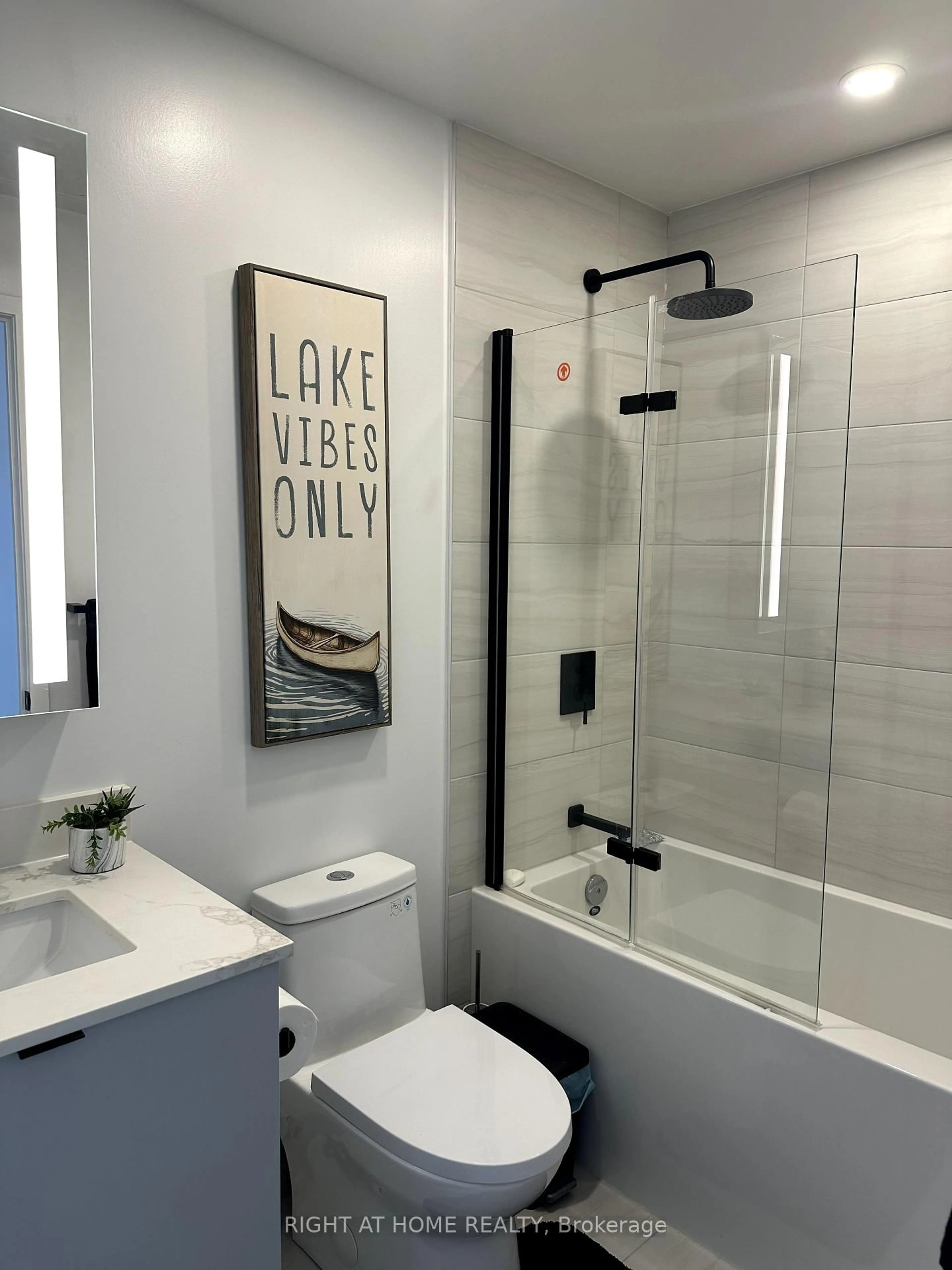 Contemporary bathroom, ceramic/tile floor for 285 Dufferin St #Unit #1206, Toronto Ontario M6K 0J2