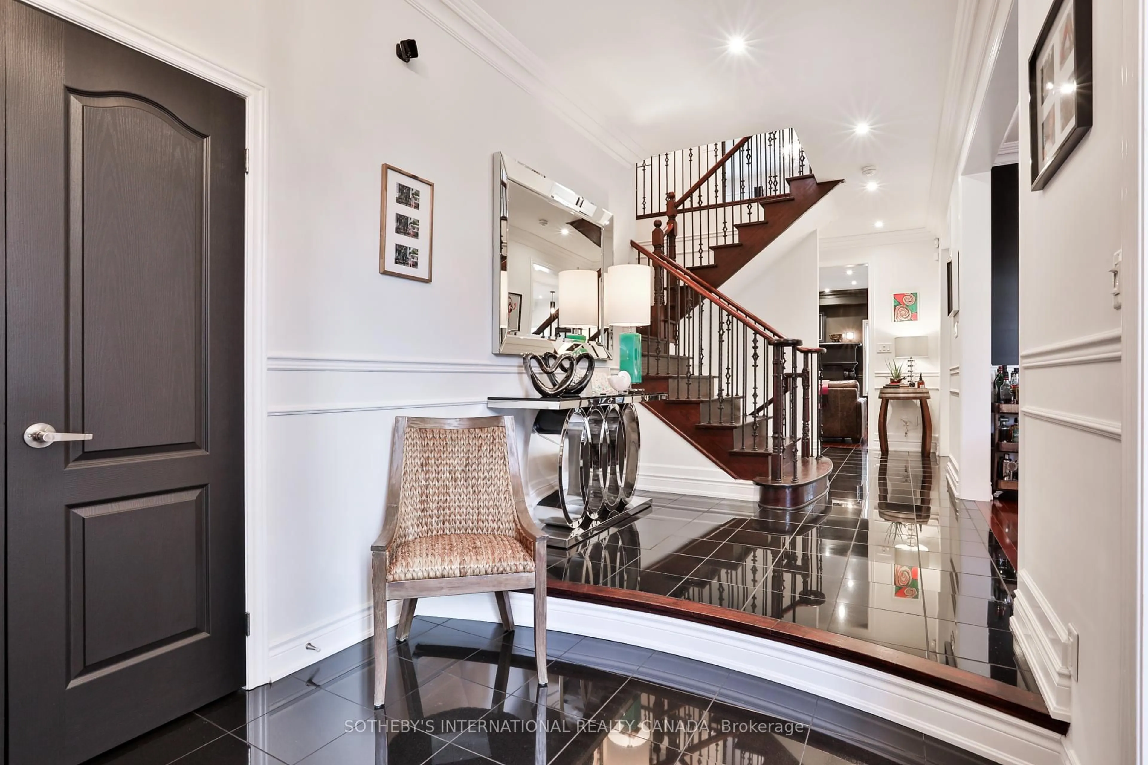 Indoor foyer for 1437 Islington Ave, Toronto Ontario M9A 3K8