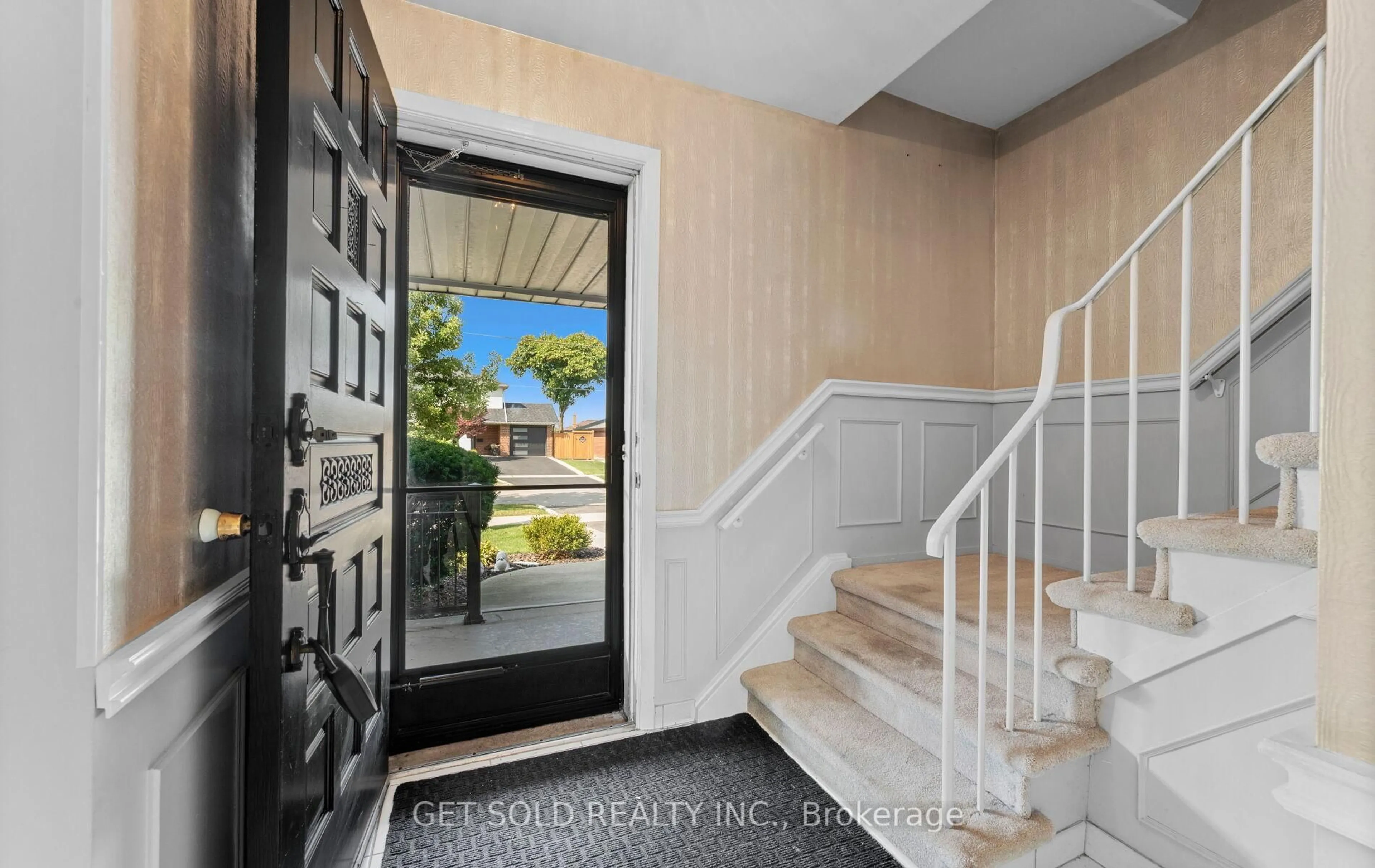 Indoor entryway for 54 Ringway Cres, Toronto Ontario M9W 1X4