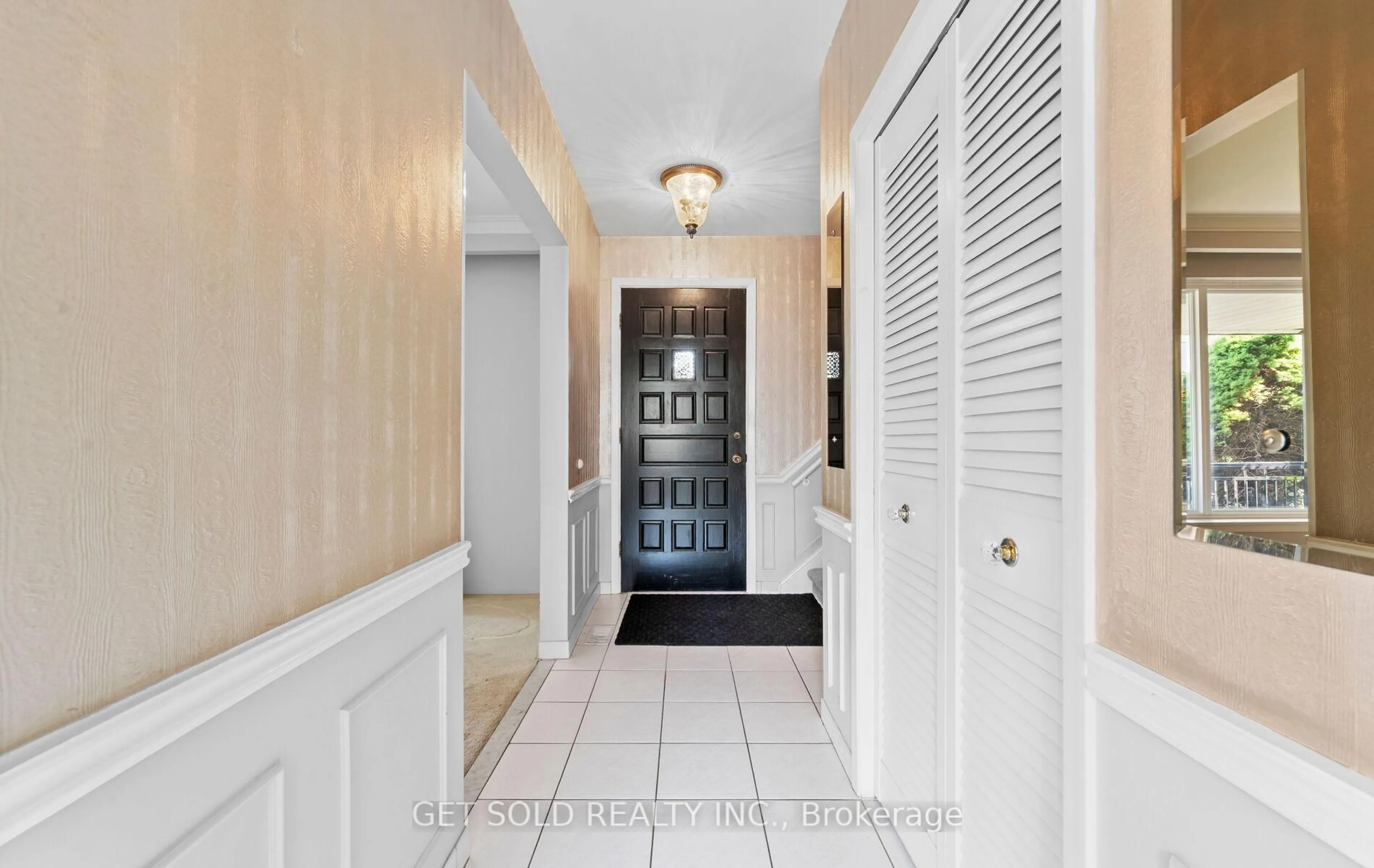 Indoor entryway for 54 Ringway Cres, Toronto Ontario M9W 1X4