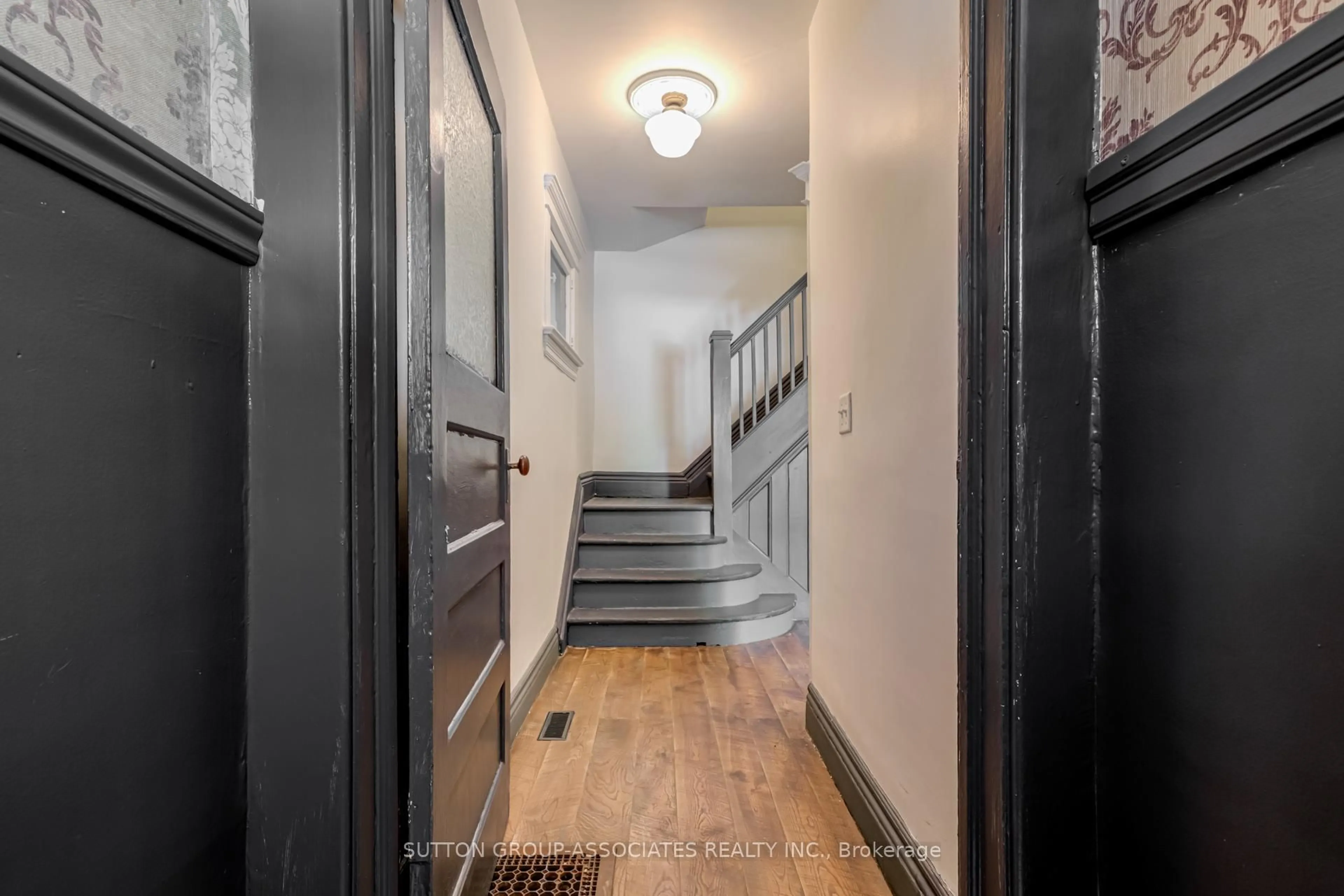 Indoor foyer for 960 Shaw St, Toronto Ontario M6G 3M7