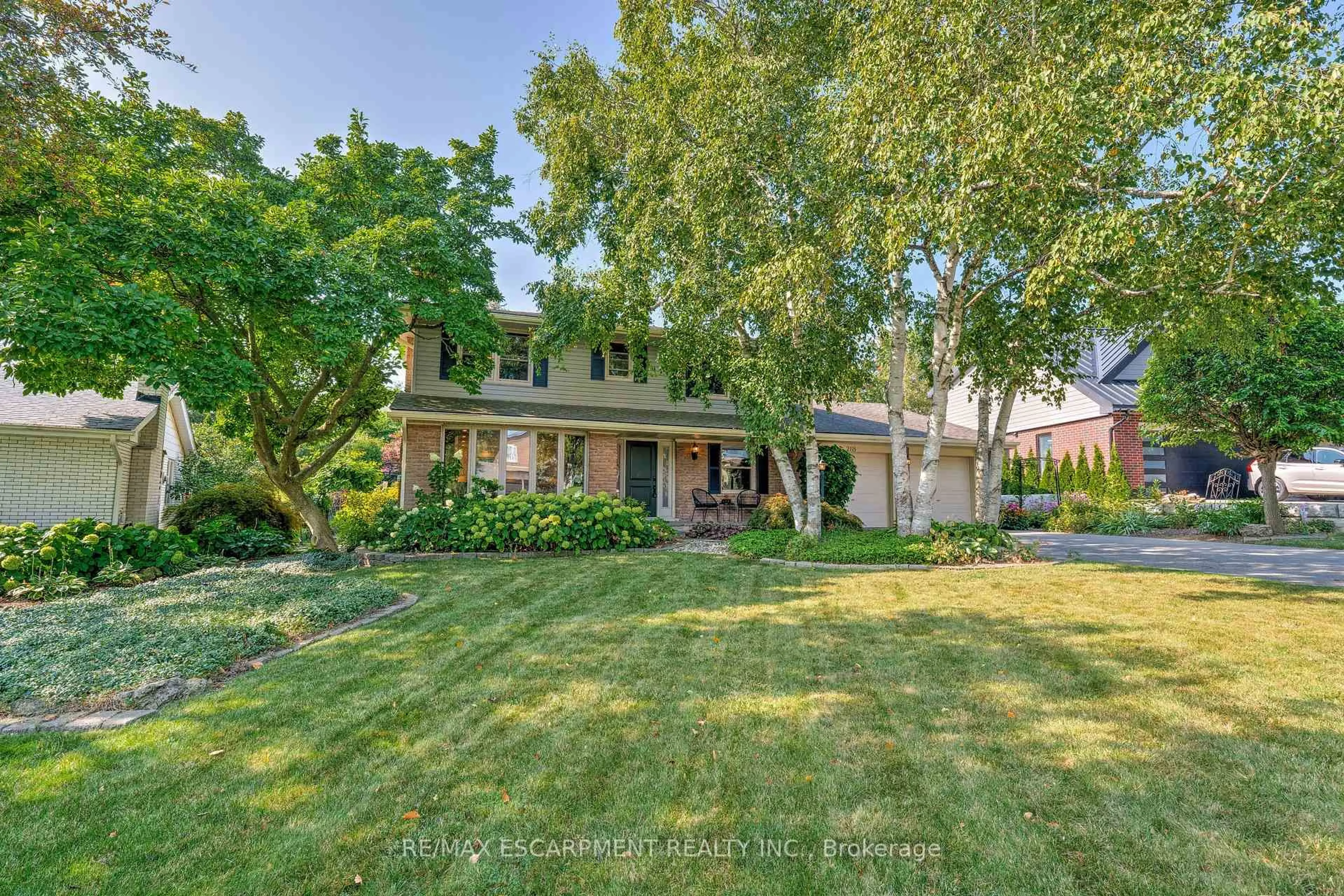 A pic from outside/outdoor area/front of a property/back of a property/a pic from drone, street for 2118 Agincourt Cres, Burlington Ontario L7P 1P2