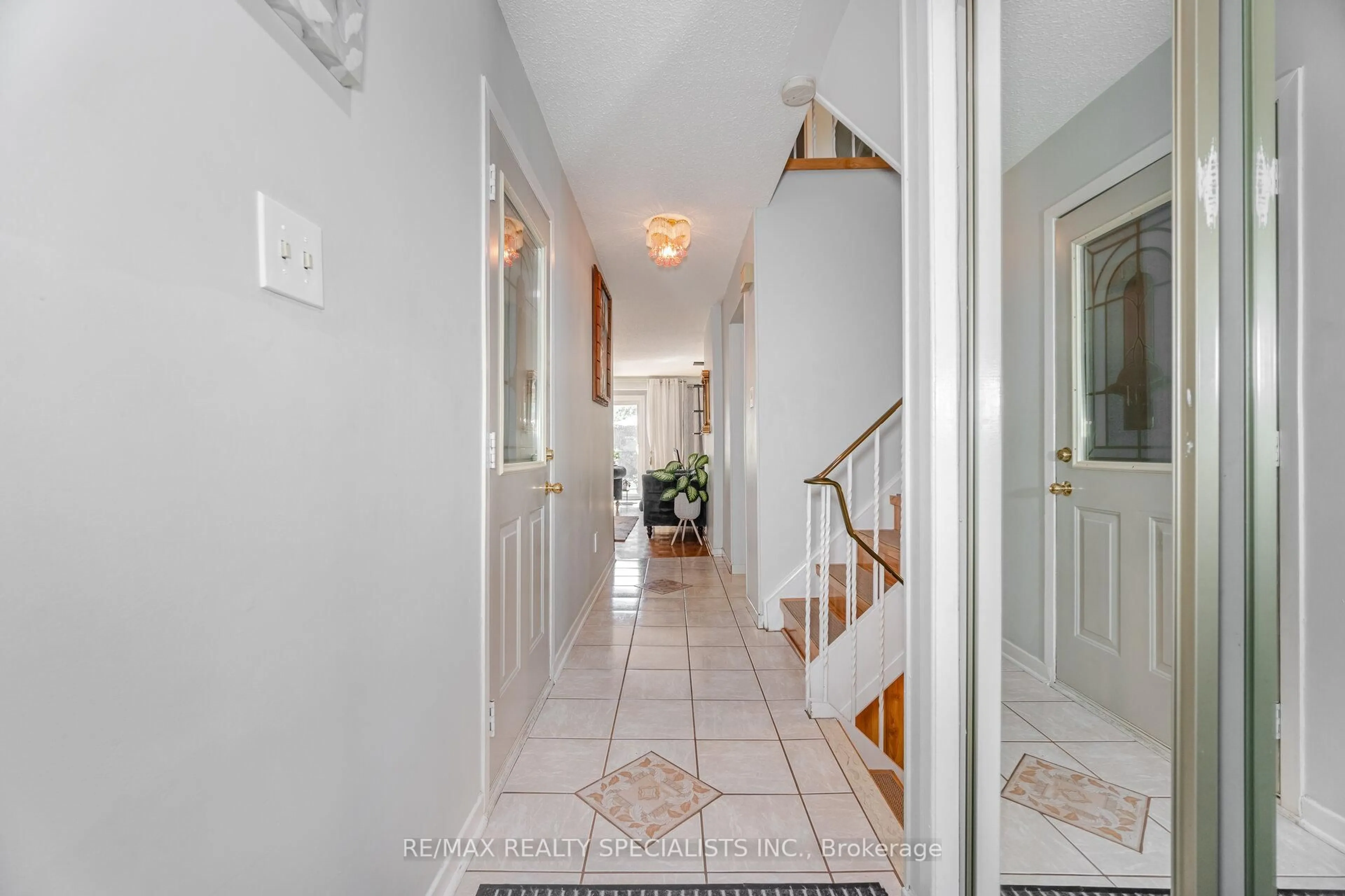 Indoor foyer for 3340 Tallmast Cres, Mississauga Ontario L5L 1H5