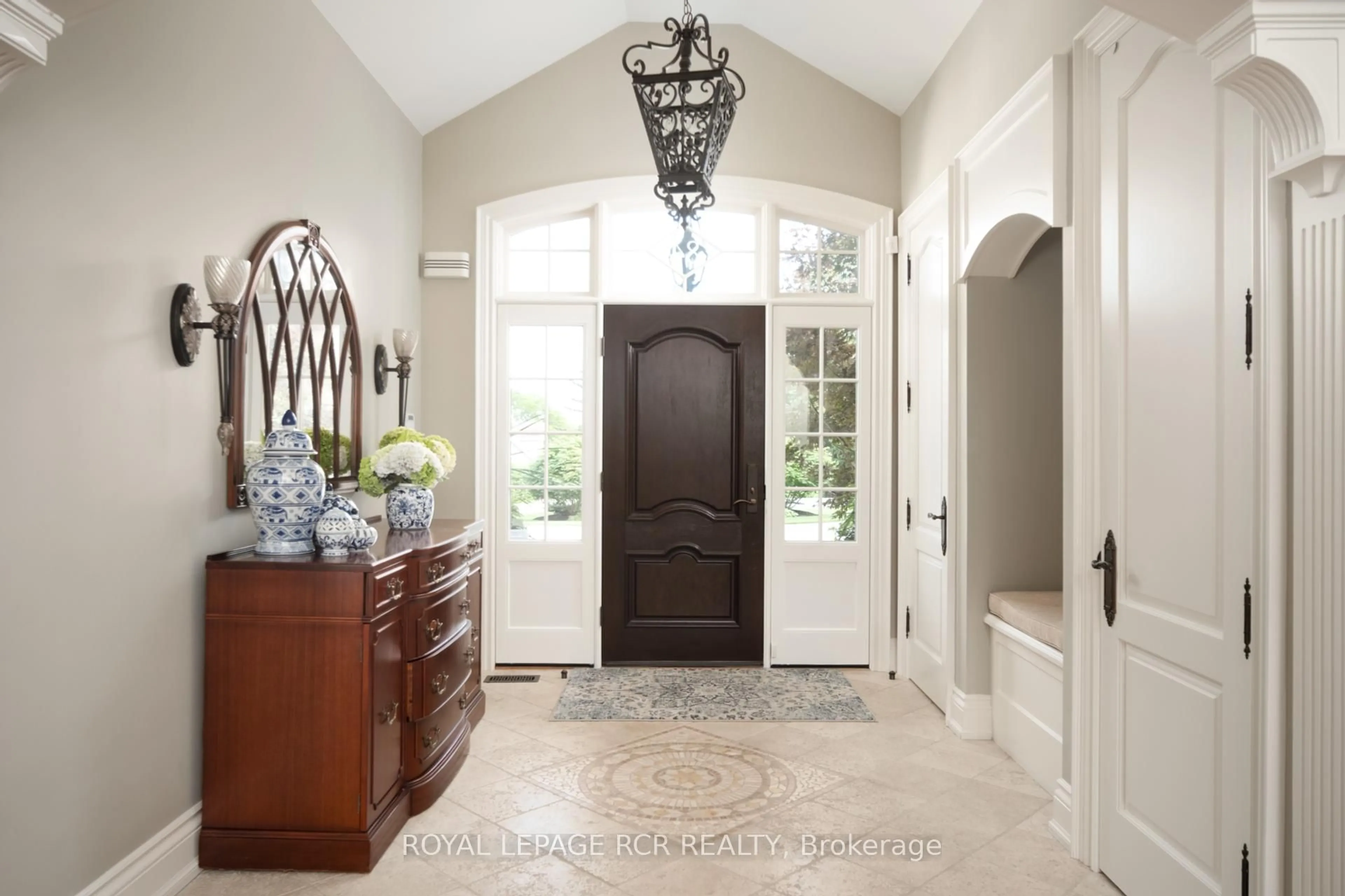 Indoor entryway for 84 Kennedy Rd, Caledon Ontario L7C 2A7
