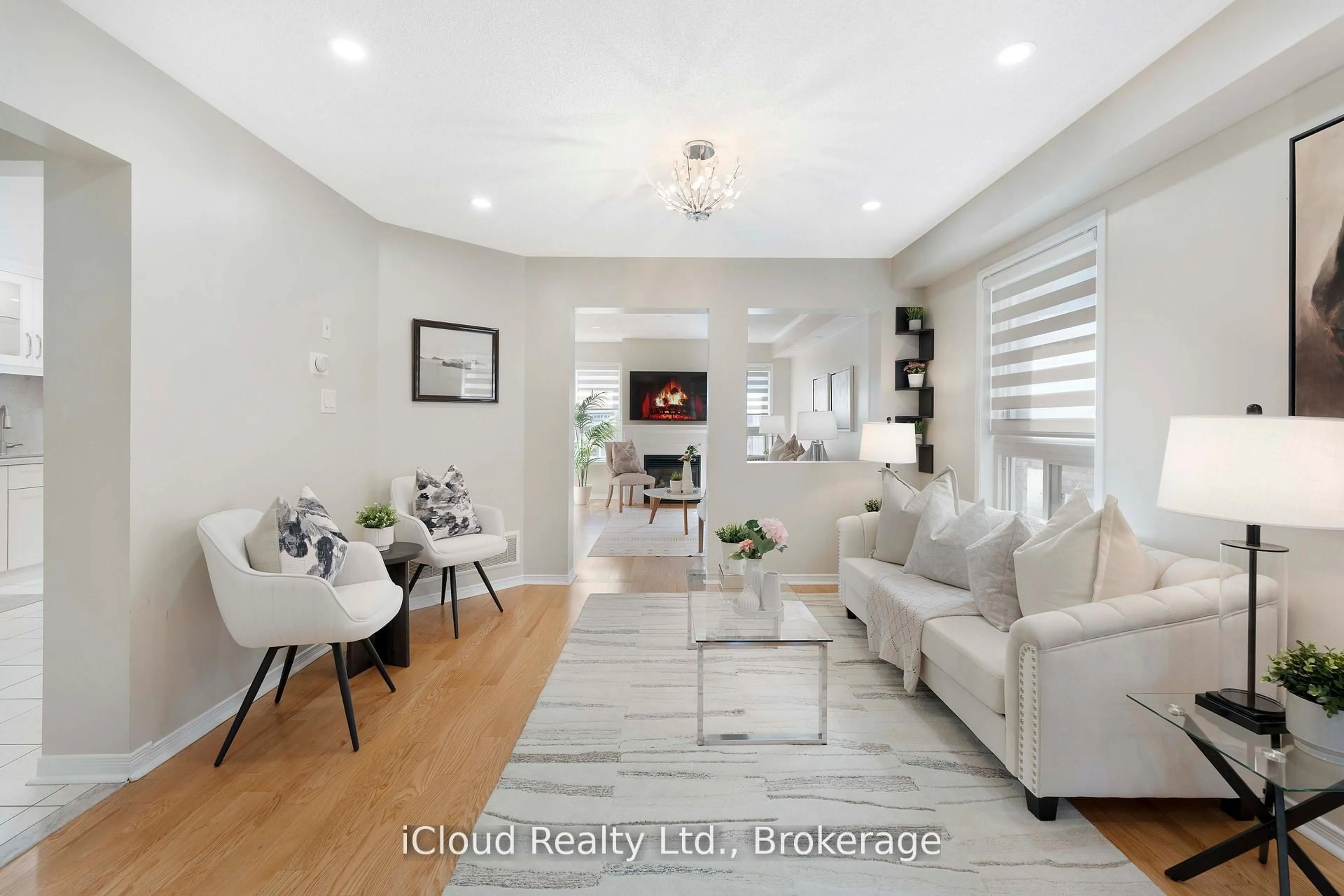 Living room with furniture, unknown for 4758 Allegheny Rd, Mississauga Ontario L5R 0A6