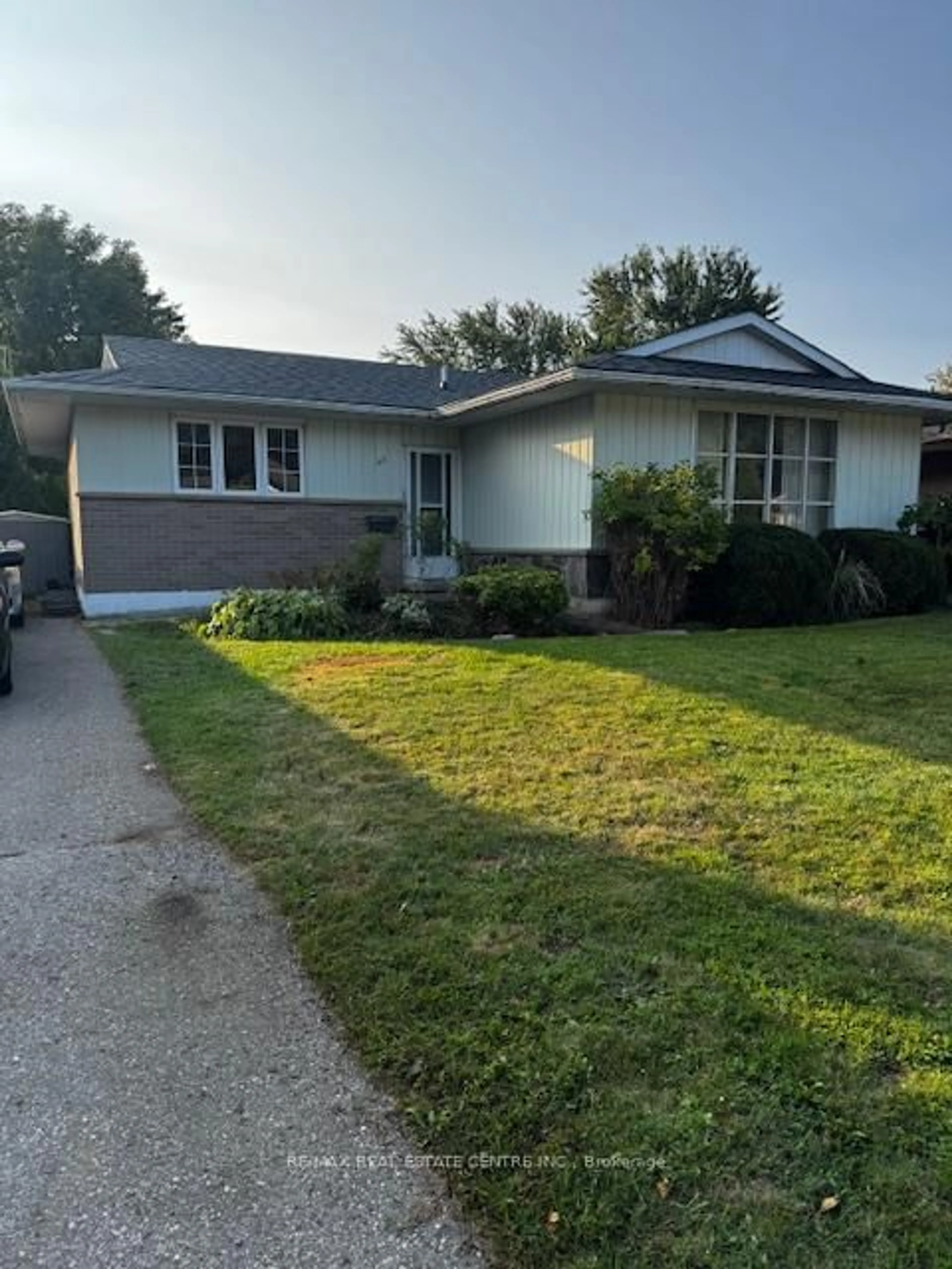 Home with vinyl exterior material, street for 68 Princess St, Orangeville Ontario L9W 1W4