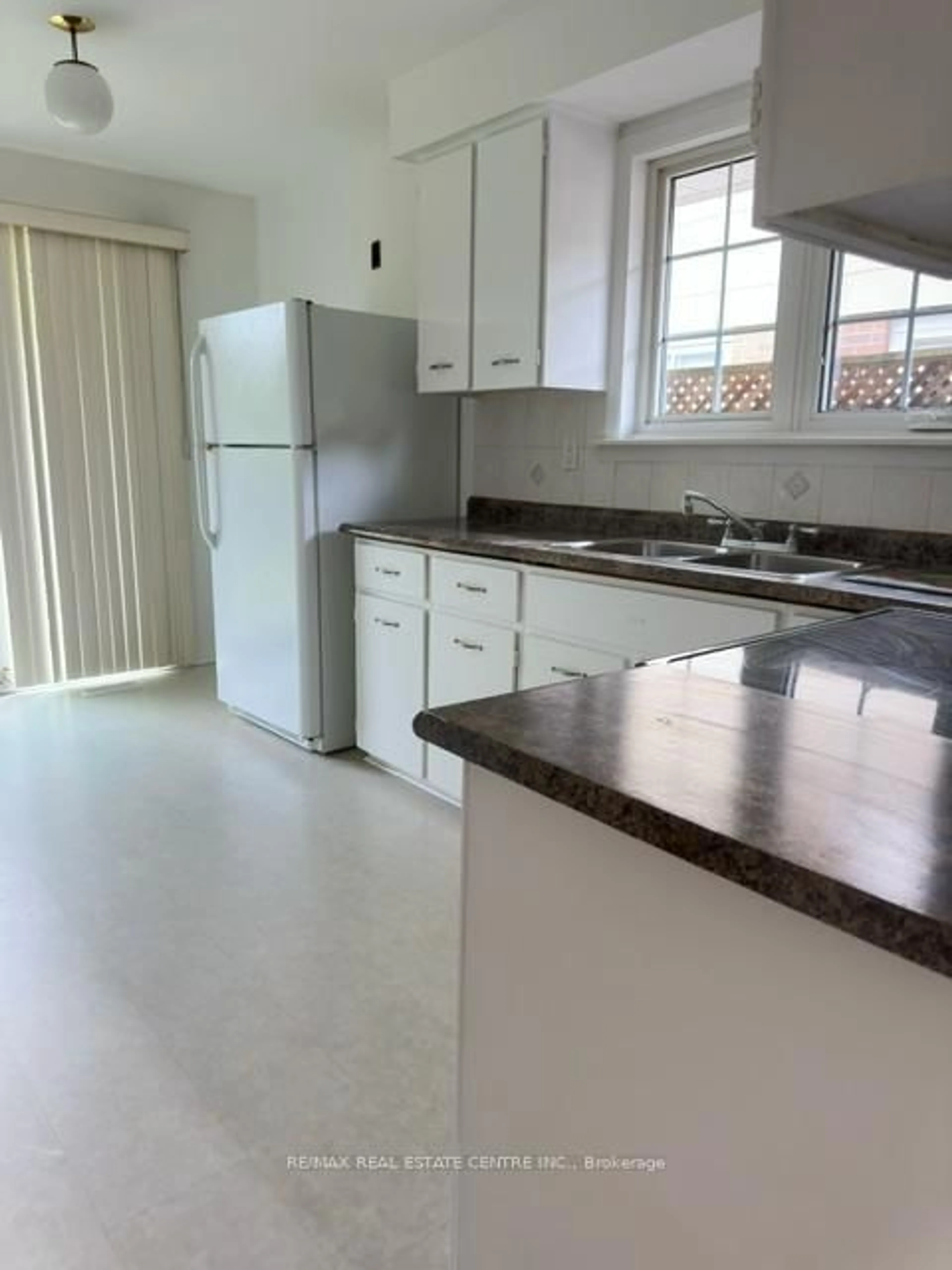 Standard kitchen, ceramic/tile floor for 68 Princess St, Orangeville Ontario L9W 1W4
