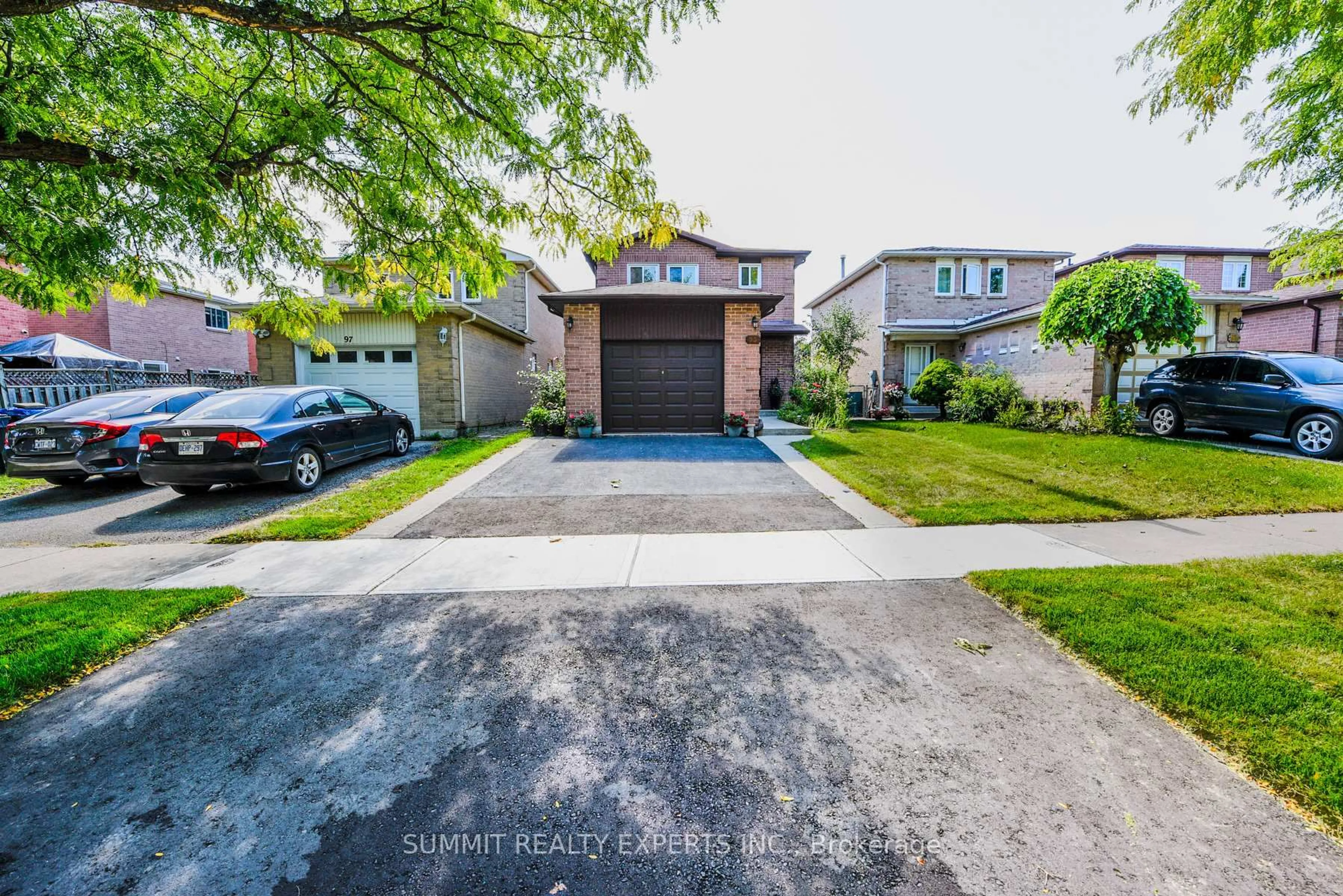 A pic from outside/outdoor area/front of a property/back of a property/a pic from drone, street for 95 Muirland Cres, Brampton Ontario L6X 4G3