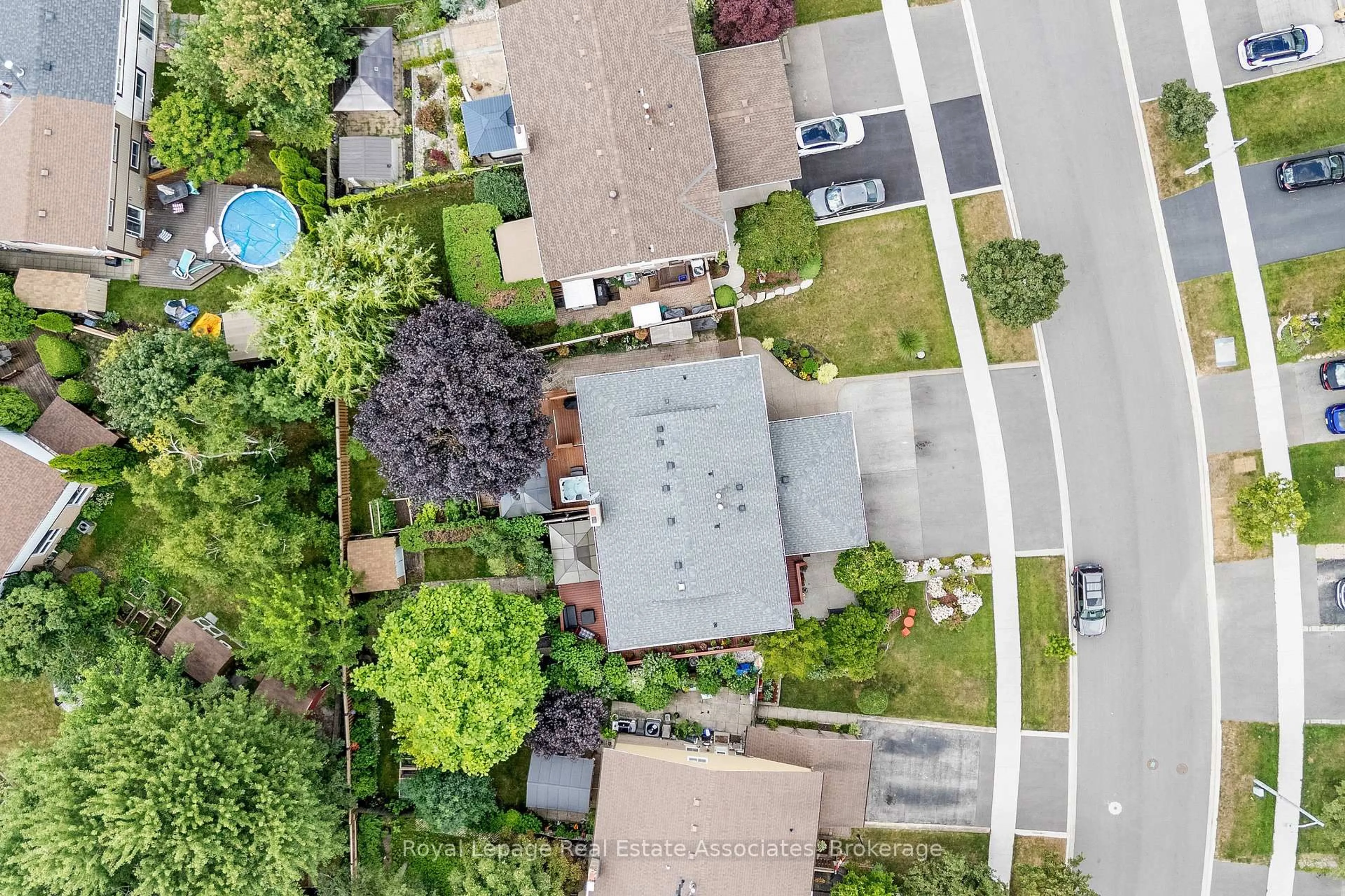 A pic from outside/outdoor area/front of a property/back of a property/a pic from drone, street for 3104 Autumn Hill Cres, Burlington Ontario L7M 1Y6