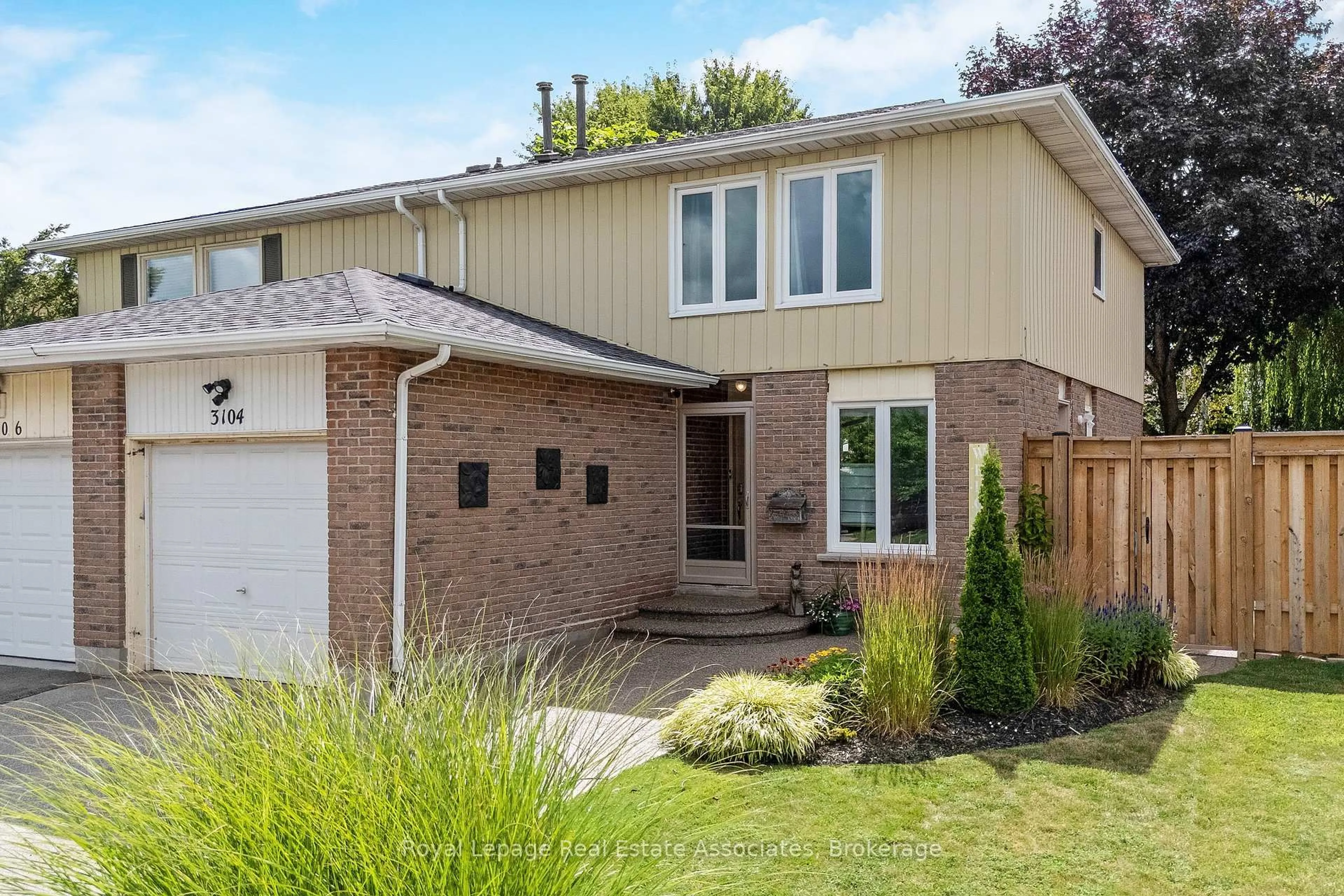 Home with brick exterior material, street for 3104 Autumn Hill Cres, Burlington Ontario L7M 1Y6