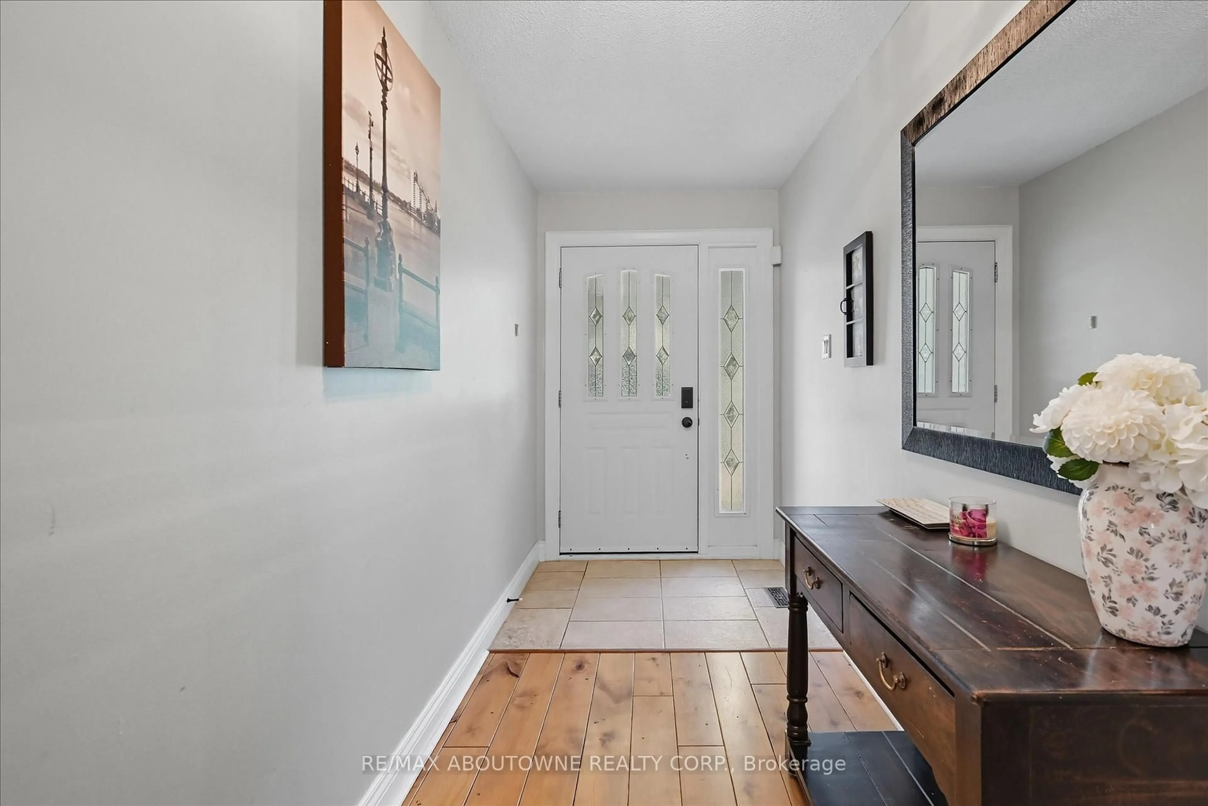 Indoor entryway for 2490 Trevor Dr, Oakville Ontario L6L 5C6