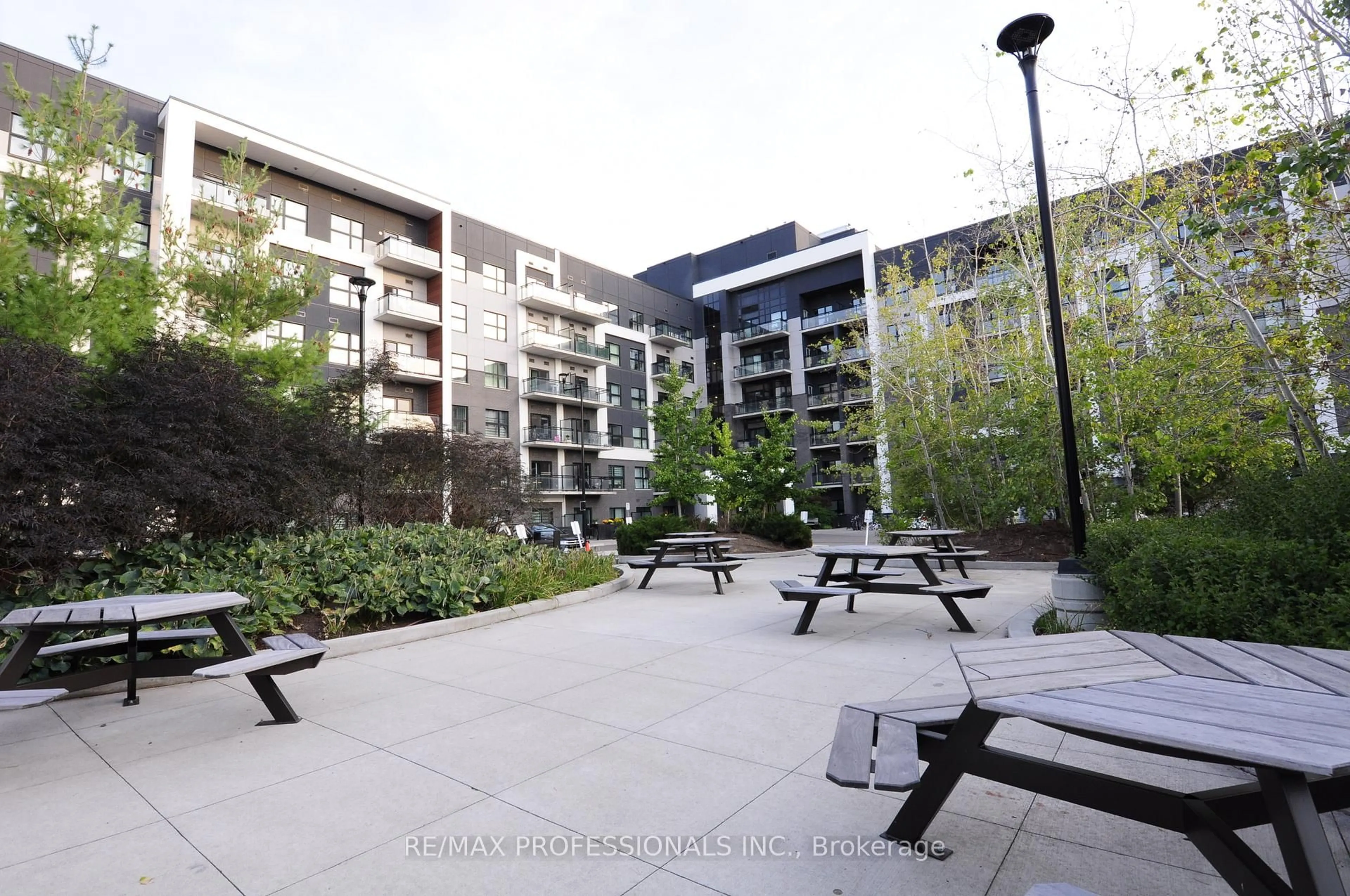 Patio, unknown for 128 Grovewood Common #210, Oakville Ontario L6H 0X3