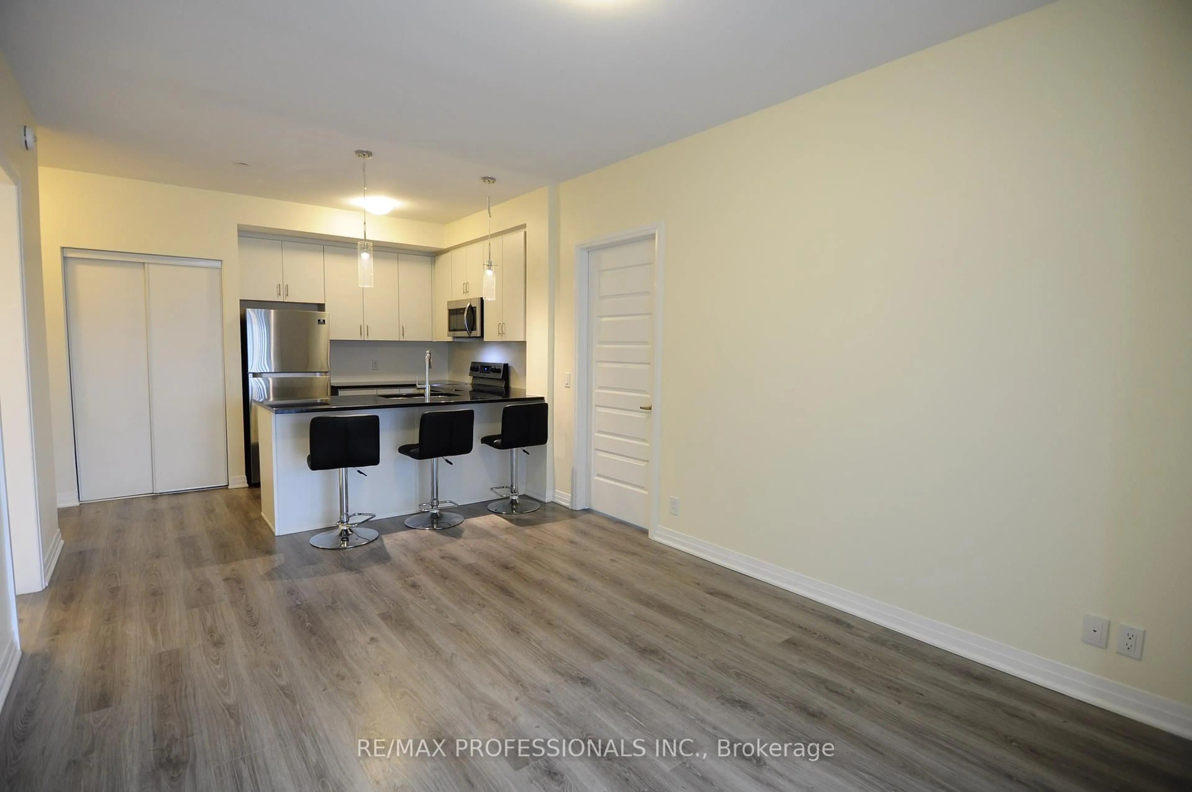 Open concept kitchen, wood/laminate floor for 128 Grovewood Common #210, Oakville Ontario L6H 0X3