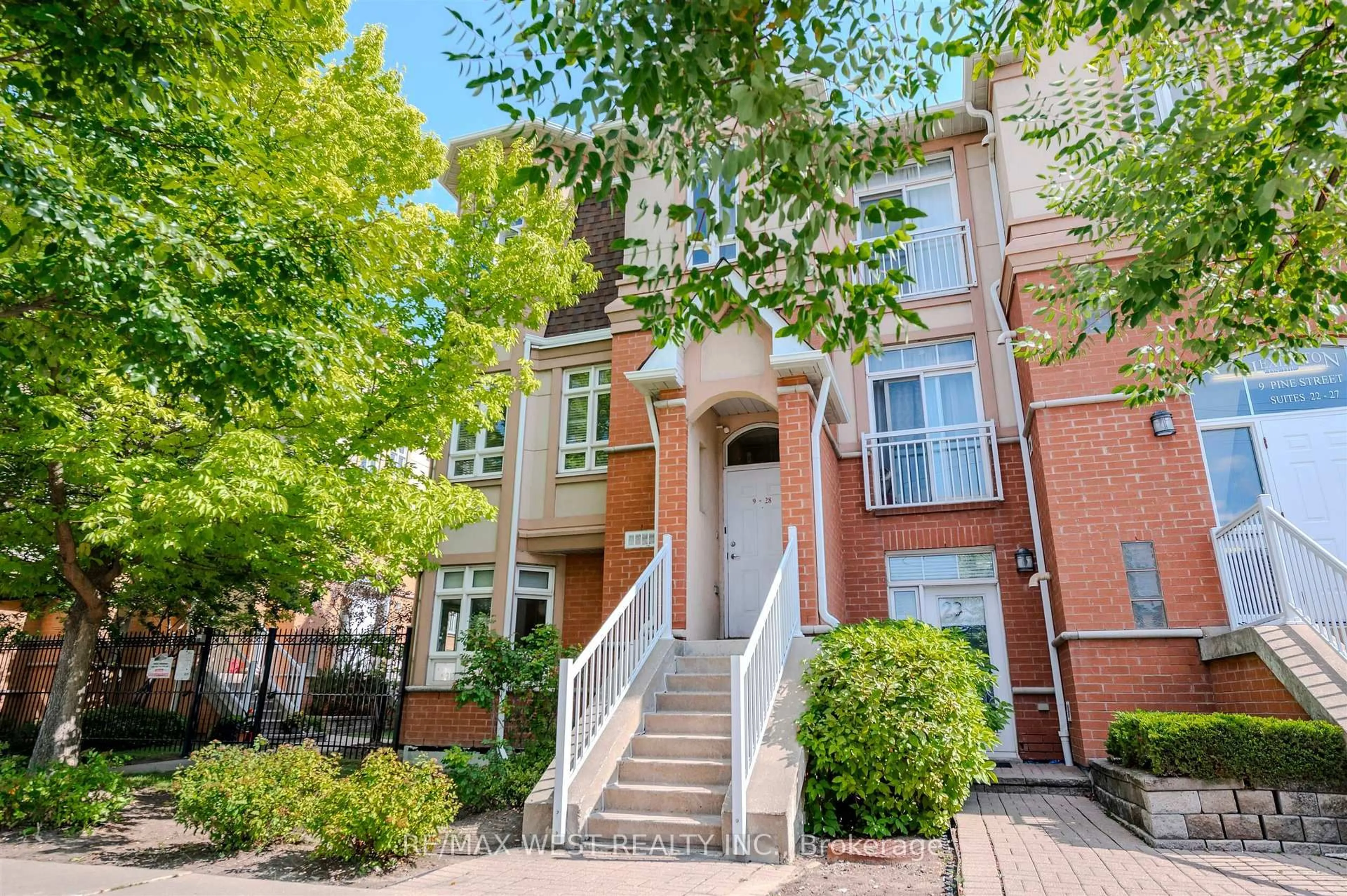 Unknown for 9 Pine St #28, Toronto Ontario M9N 0A6