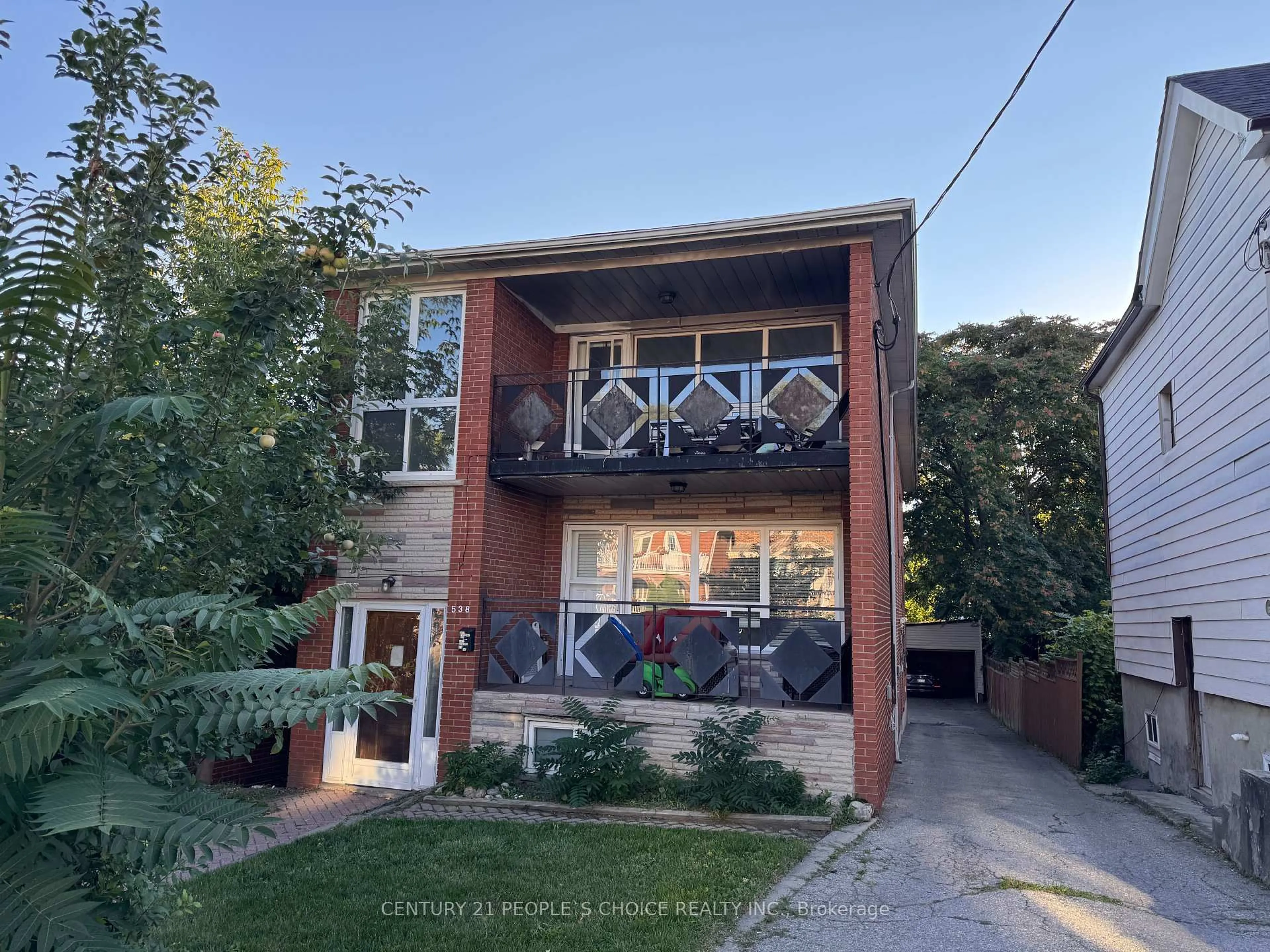 A pic from outside/outdoor area/front of a property/back of a property/a pic from drone, street for 538 Caledonia Rd, Toronto Ontario M6E 4V4