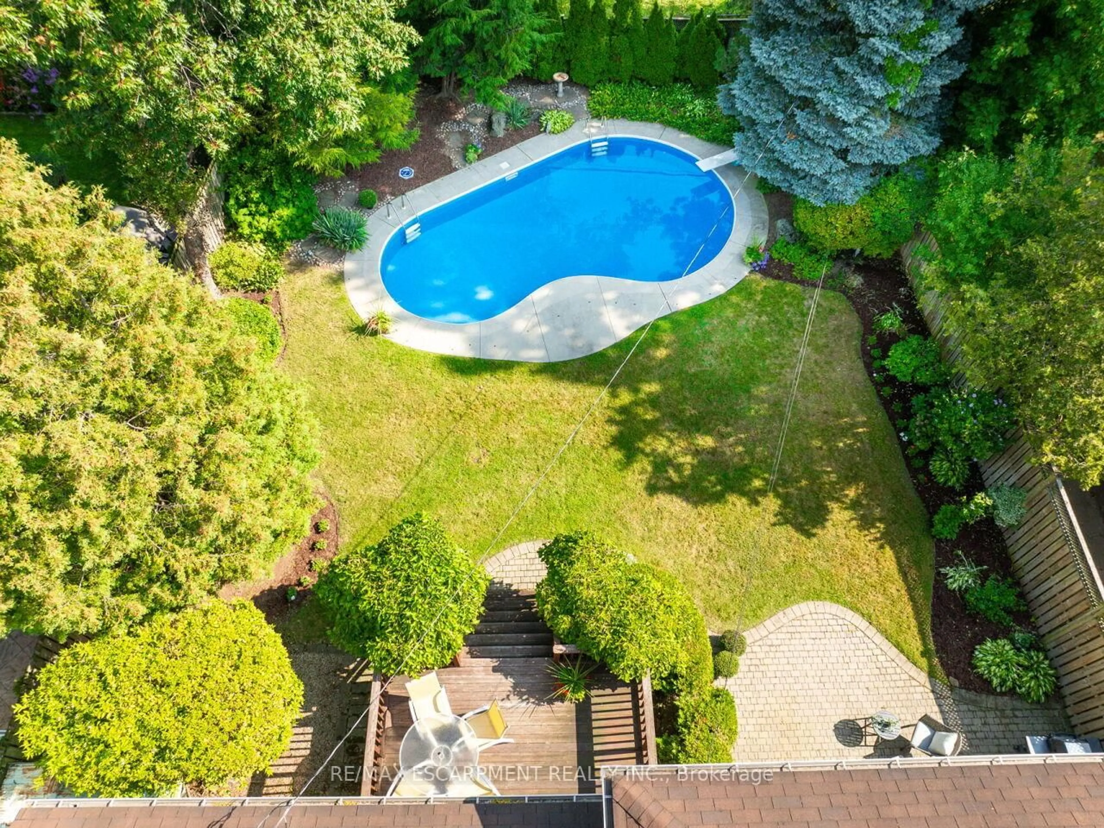 A pic from outside/outdoor area/front of a property/back of a property/a pic from drone, water/lake/river/ocean view for 289 Cheltenham Rd, Burlington Ontario L7L 4H6