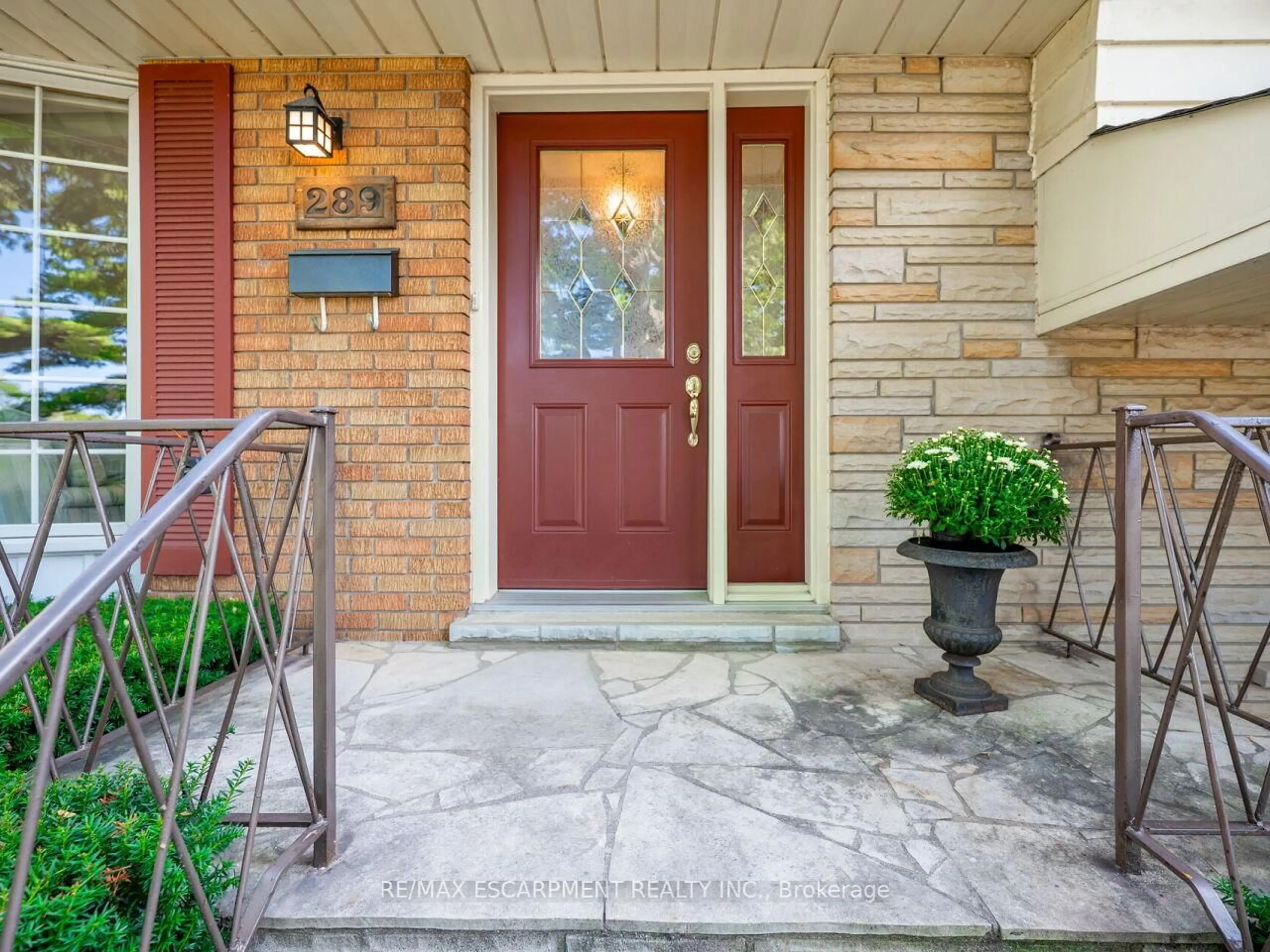 Indoor entryway for 289 Cheltenham Rd, Burlington Ontario L7L 4H6