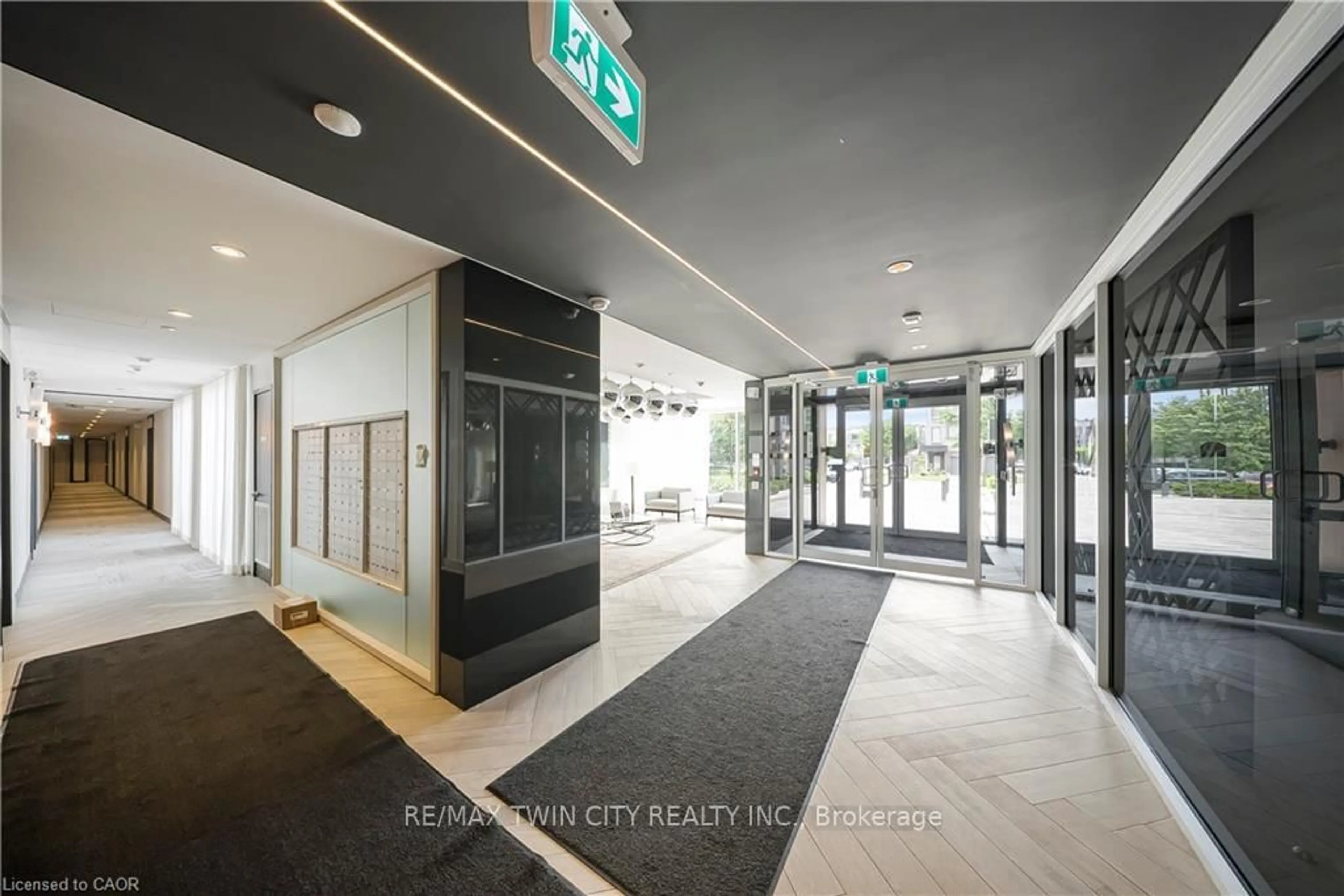 Indoor foyer for 168 SABINA Dr #214, Oakville Ontario L6W 0W5