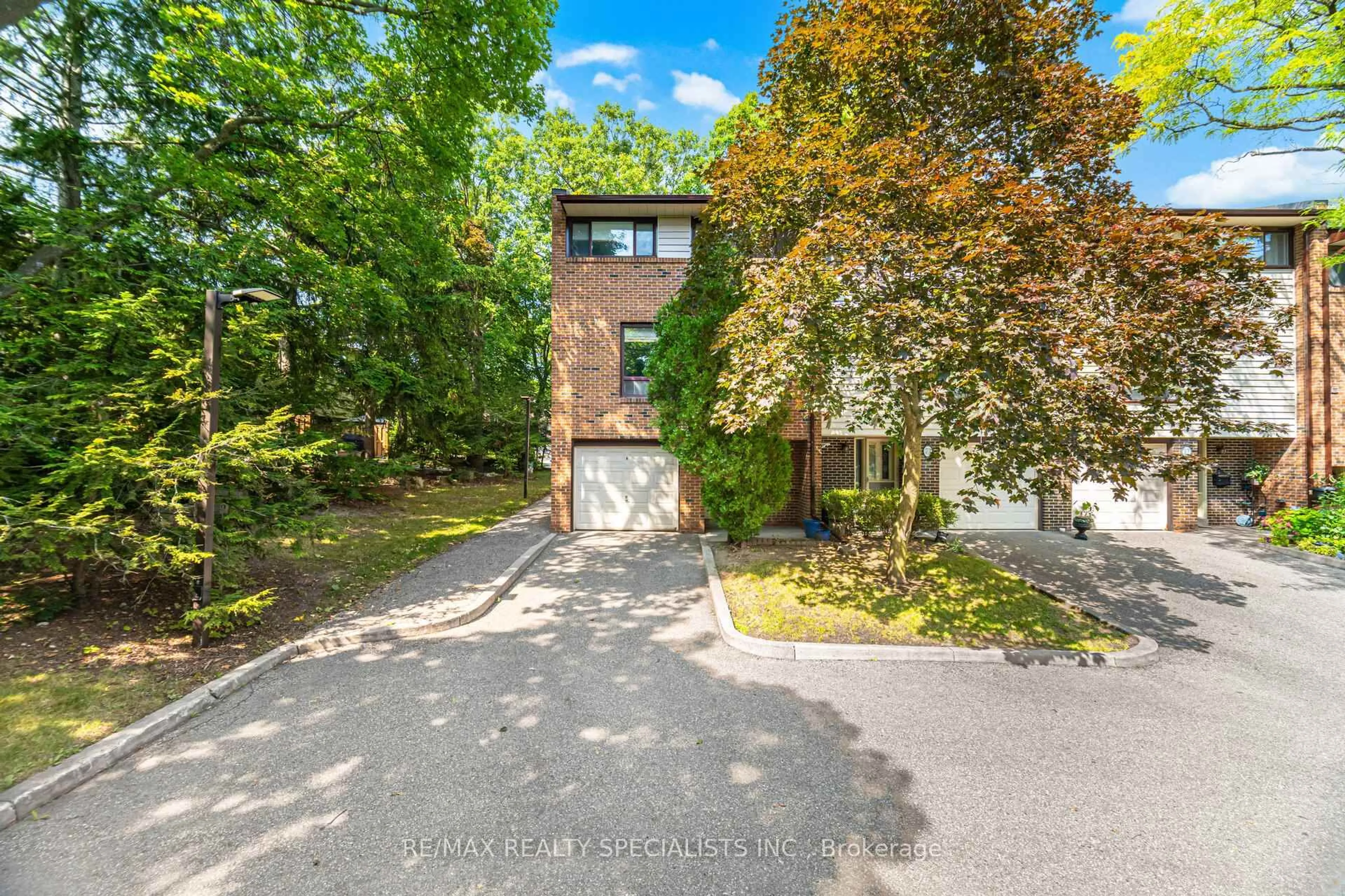 A pic from outside/outdoor area/front of a property/back of a property/a pic from drone, street for 2020 South Millway #74, Mississauga Ontario L5L 1K2