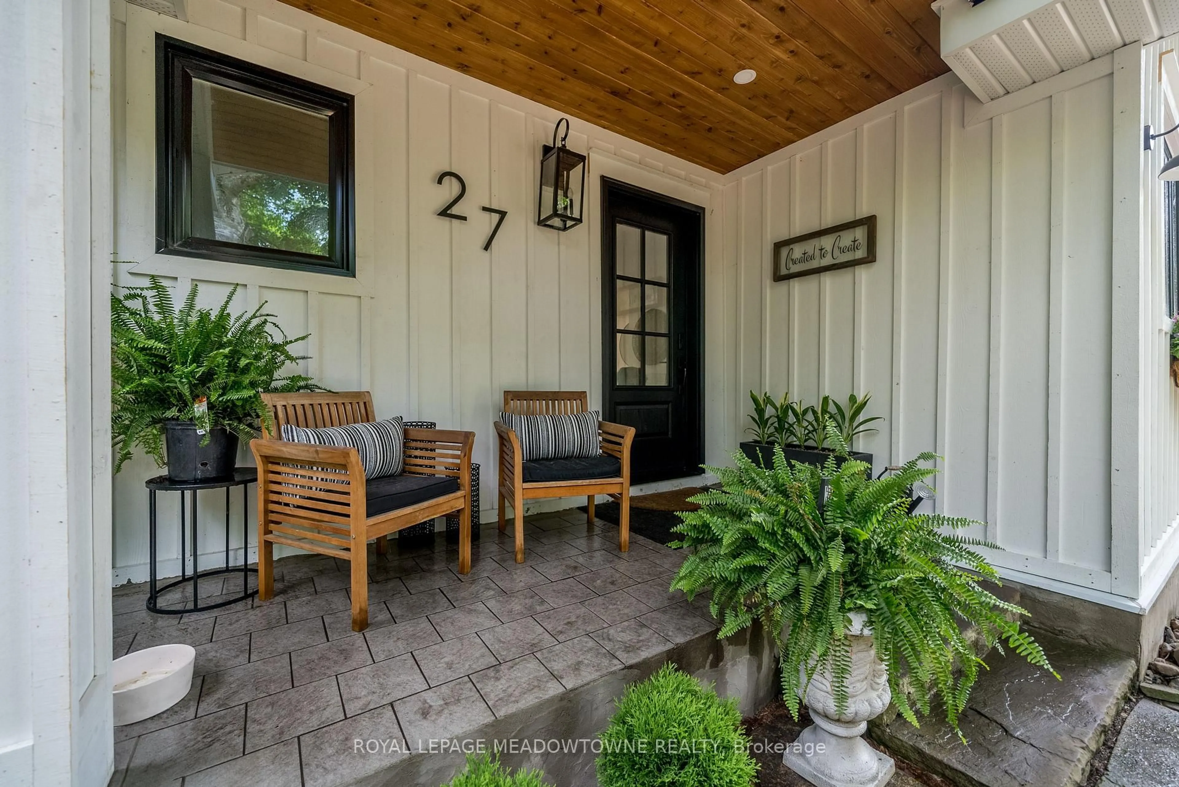 Indoor entryway for 27 Tweedle St, Halton Hills Ontario L7G 3S6