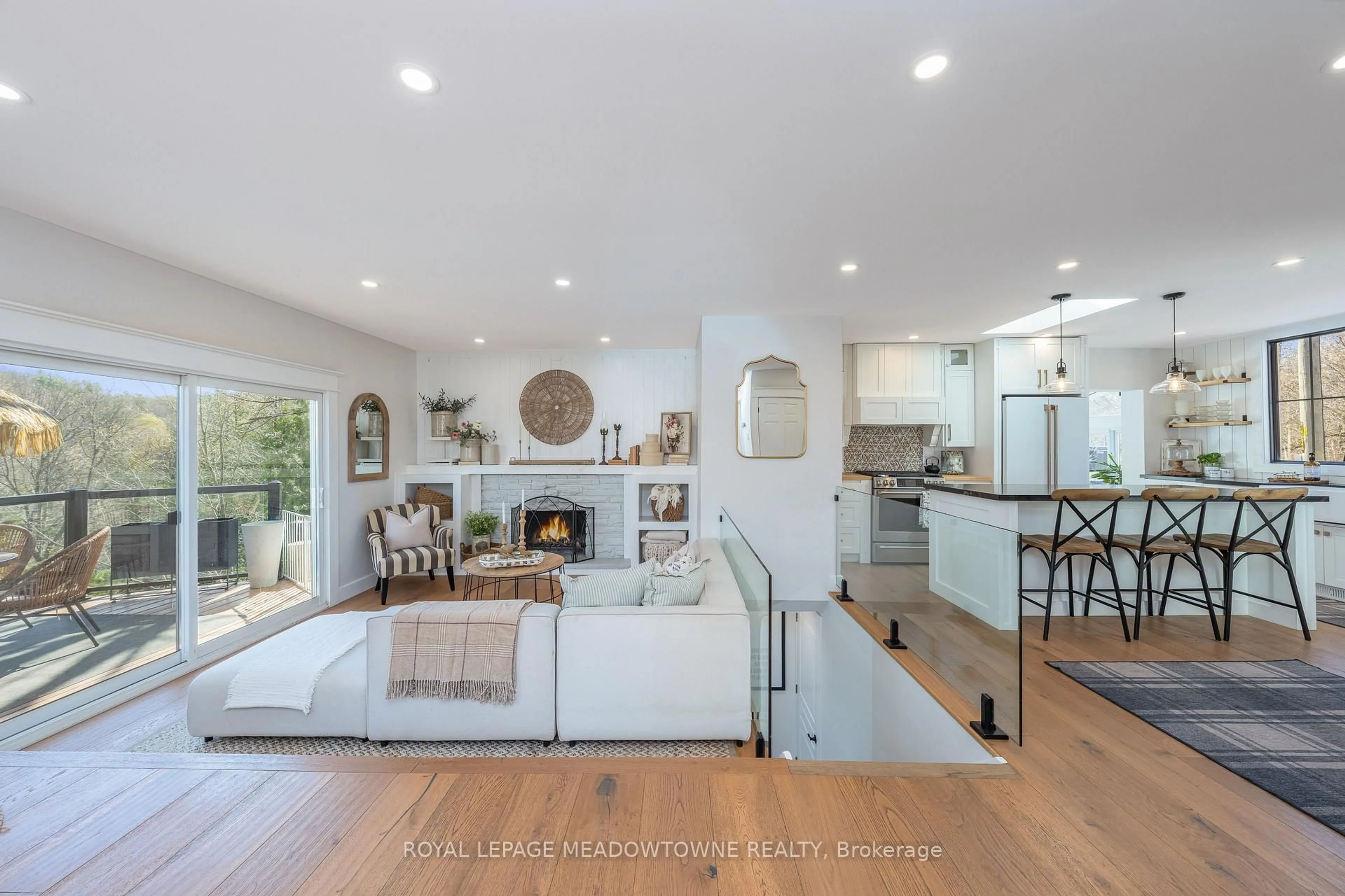 Open concept kitchen, unknown for 27 Tweedle St, Halton Hills Ontario L7G 3S6
