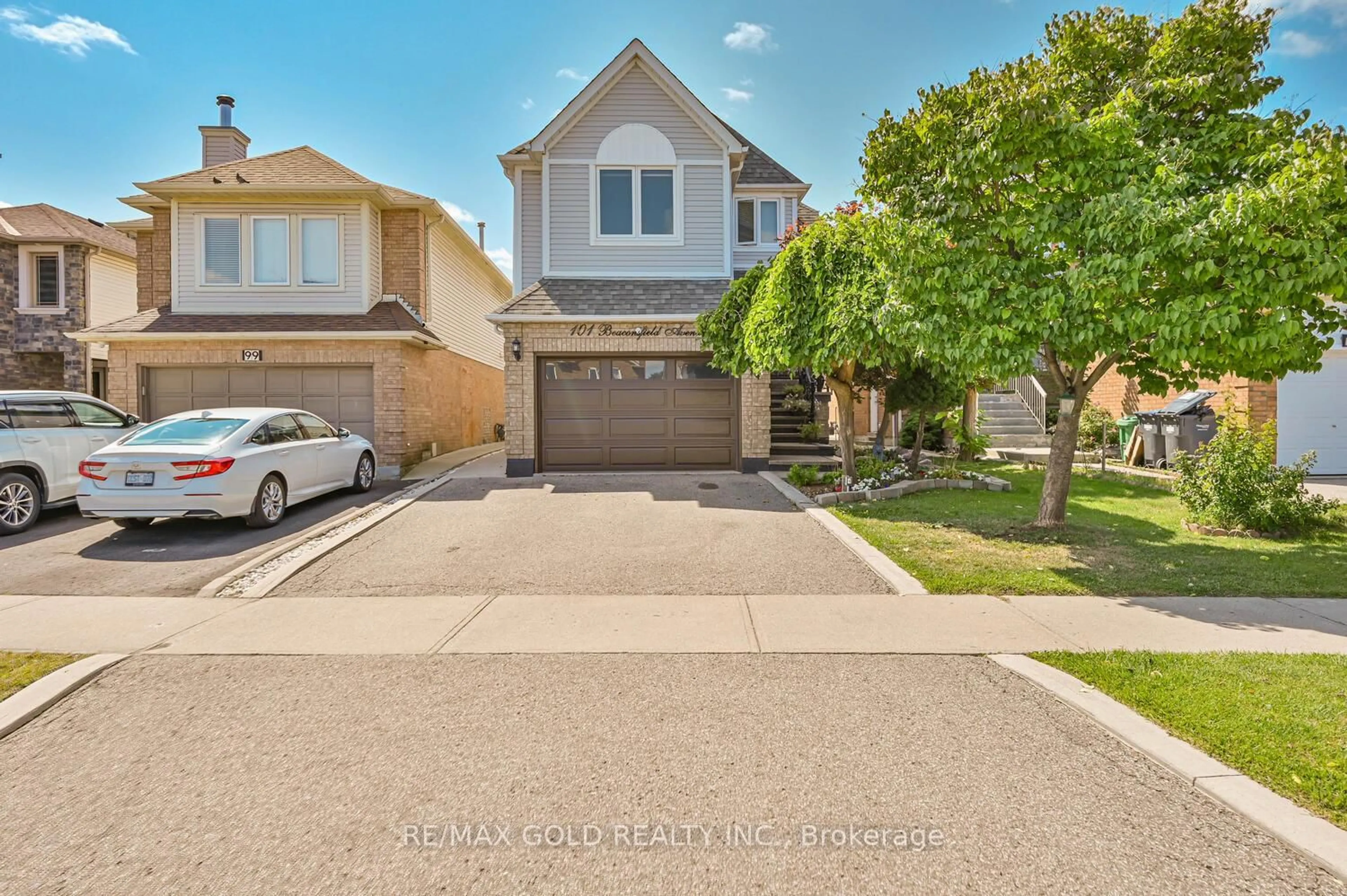 A pic from outside/outdoor area/front of a property/back of a property/a pic from drone, street for 101 Beaconsfield Ave, Brampton Ontario L6Y 4R6