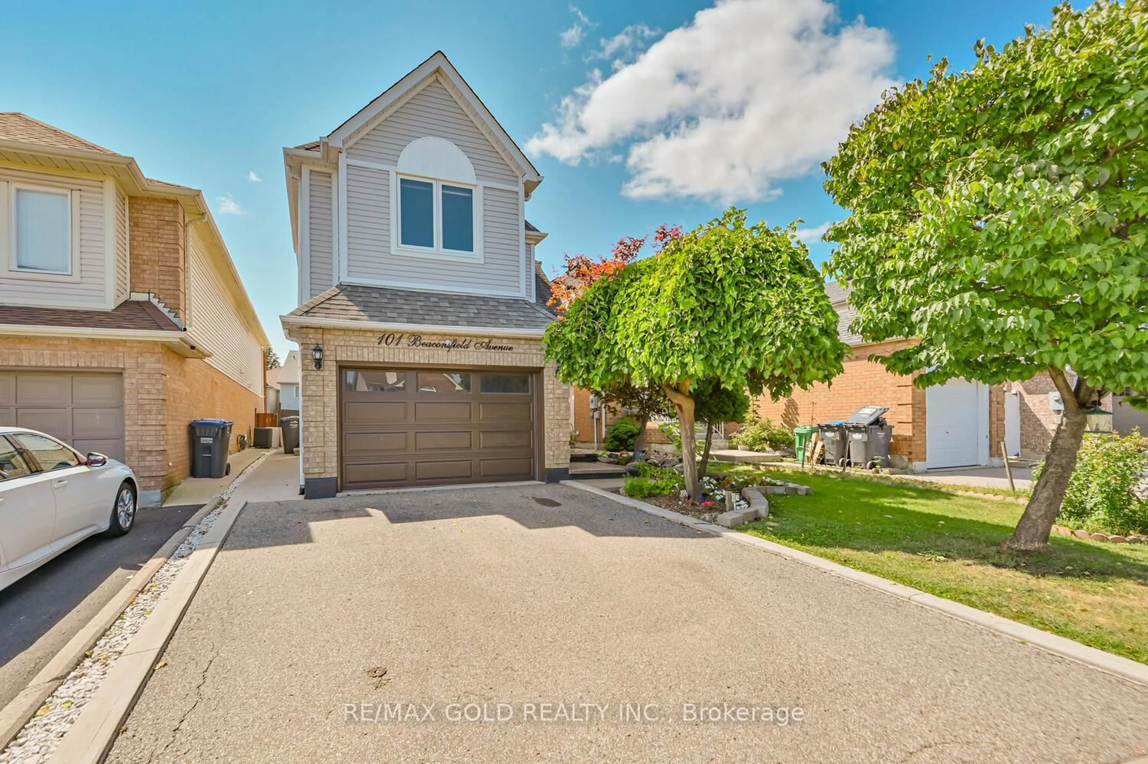 A pic from outside/outdoor area/front of a property/back of a property/a pic from drone, street for 101 Beaconsfield Ave, Brampton Ontario L6Y 4R6