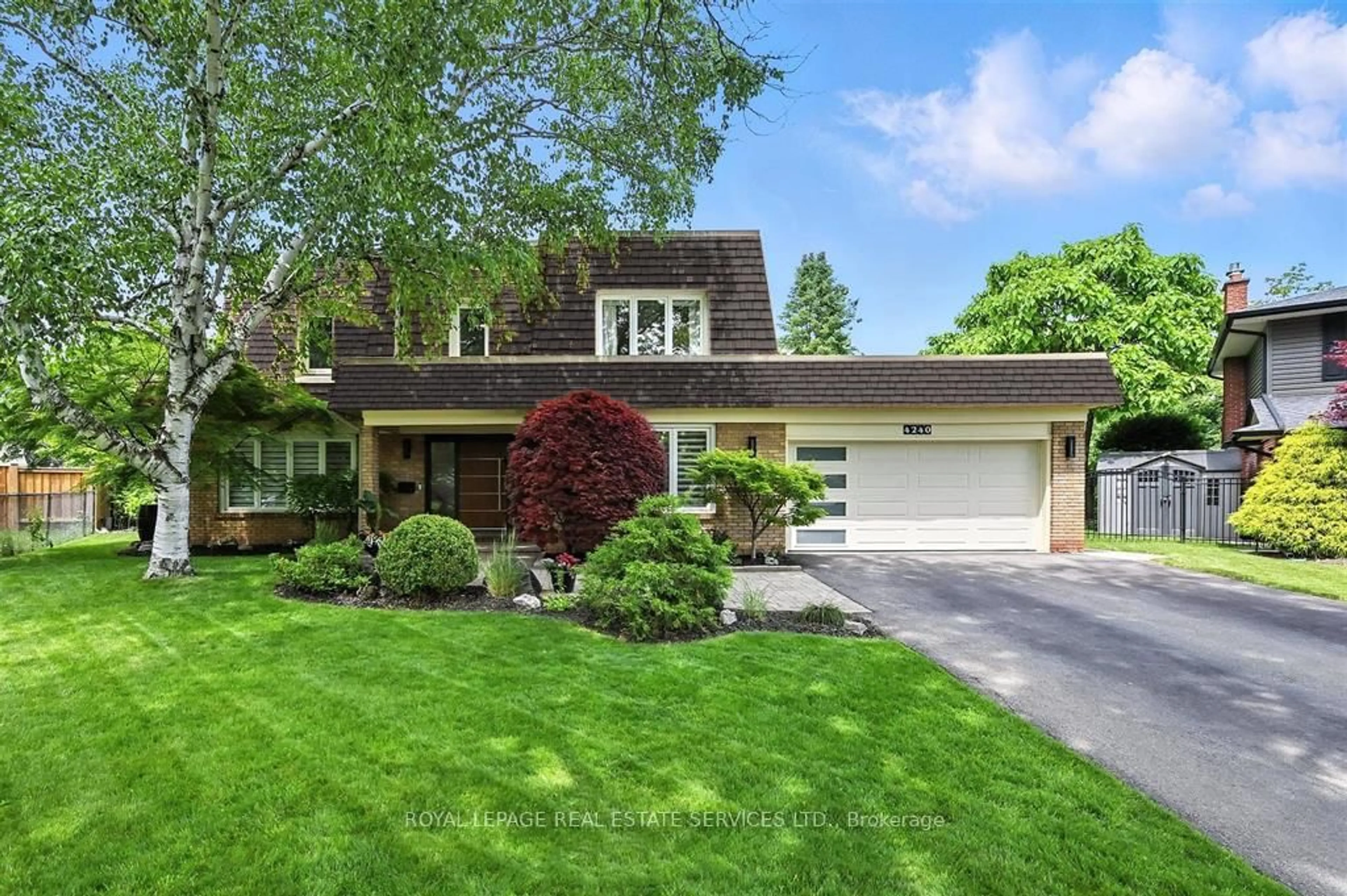Home with vinyl exterior material, street for 4240 Dunvegan Rd, Burlington Ontario L7L 1P8