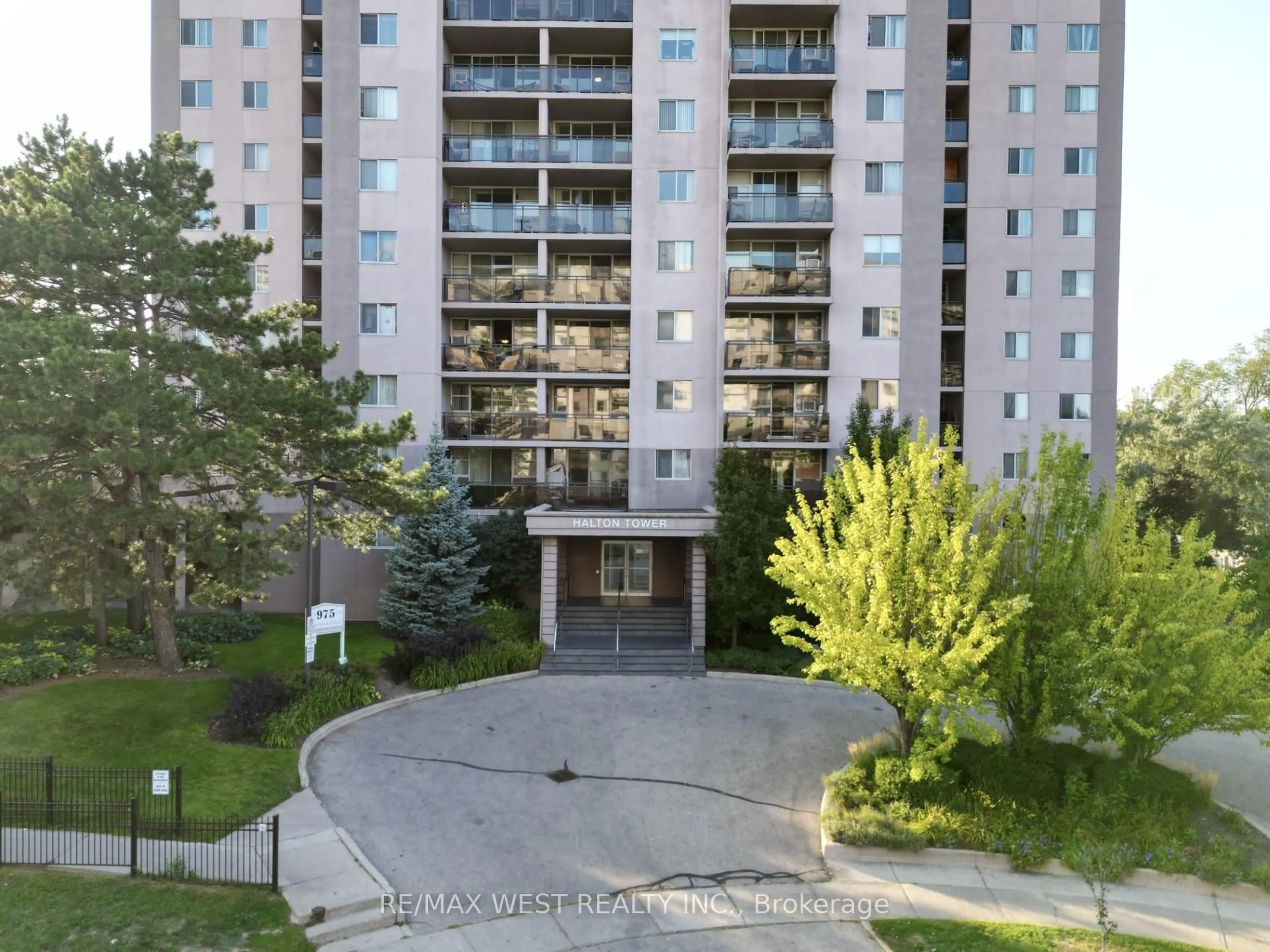 A pic from outside/outdoor area/front of a property/back of a property/a pic from drone, city buildings view from balcony for 975 Warwick Crt #703, Burlington Ontario L7T 3Z7