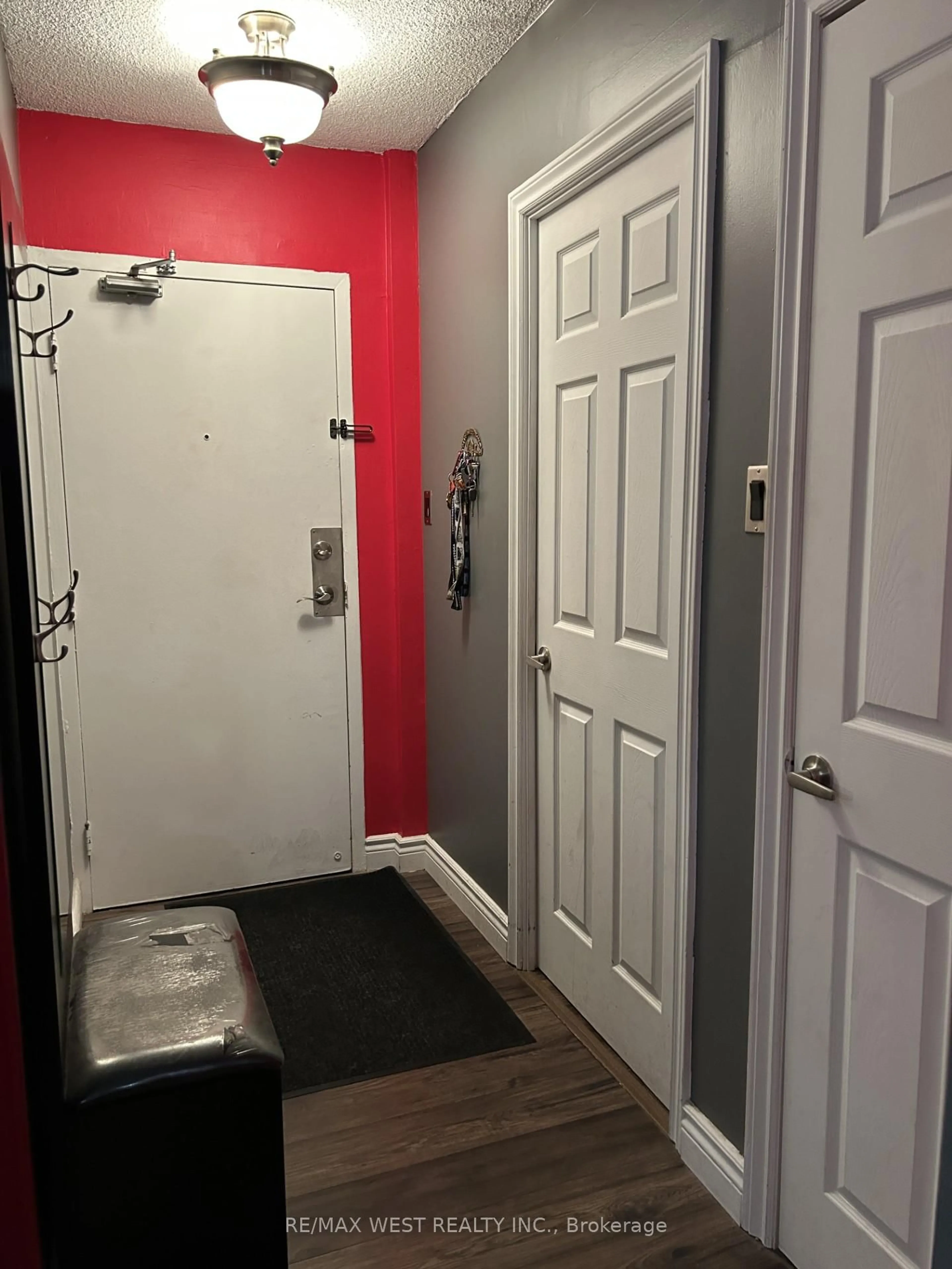 Indoor entryway for 975 Warwick Crt #703, Burlington Ontario L7T 3Z7