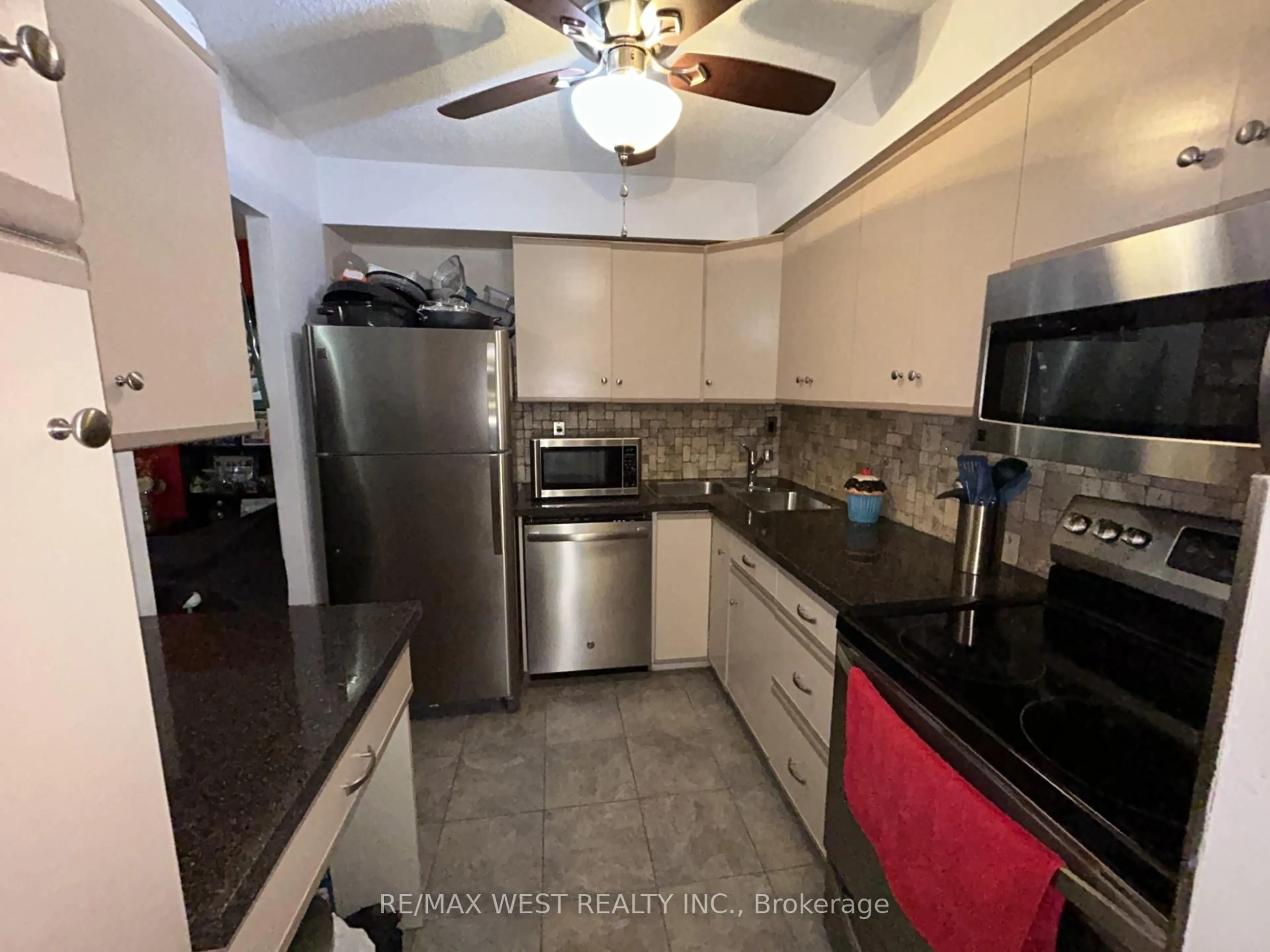 Standard kitchen, ceramic/tile floor for 975 Warwick Crt #703, Burlington Ontario L7T 3Z7