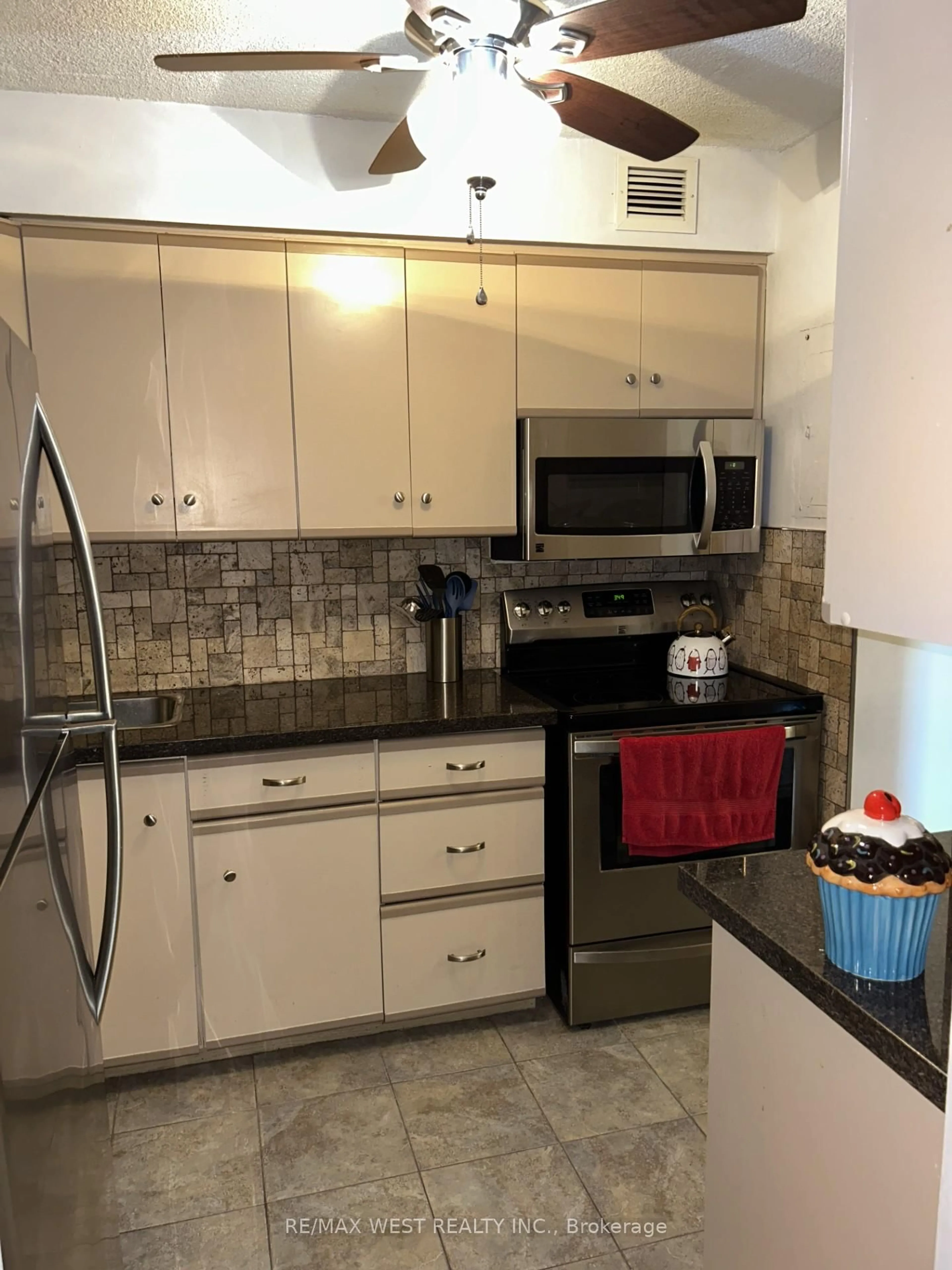 Standard kitchen, ceramic/tile floor for 975 Warwick Crt #703, Burlington Ontario L7T 3Z7