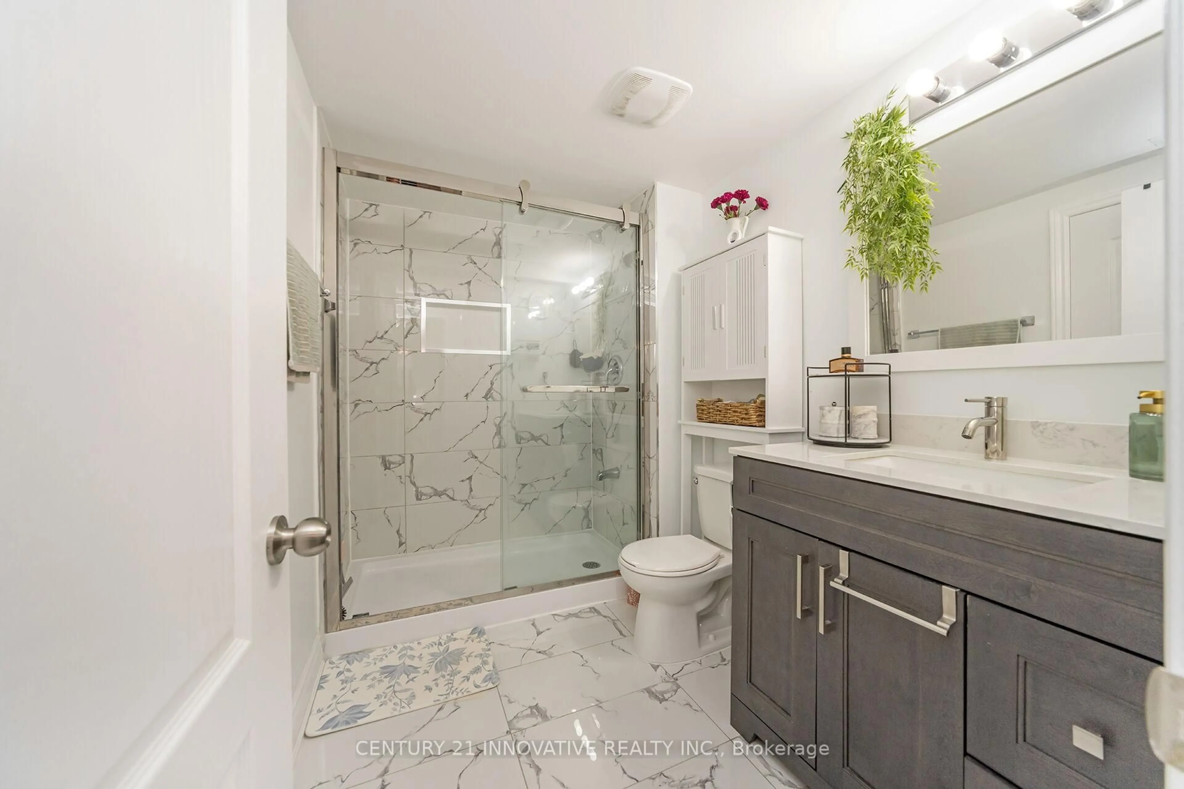 Contemporary bathroom, ceramic/tile floor for 4876 Potomac Crt, Mississauga Ontario L5R 0B1