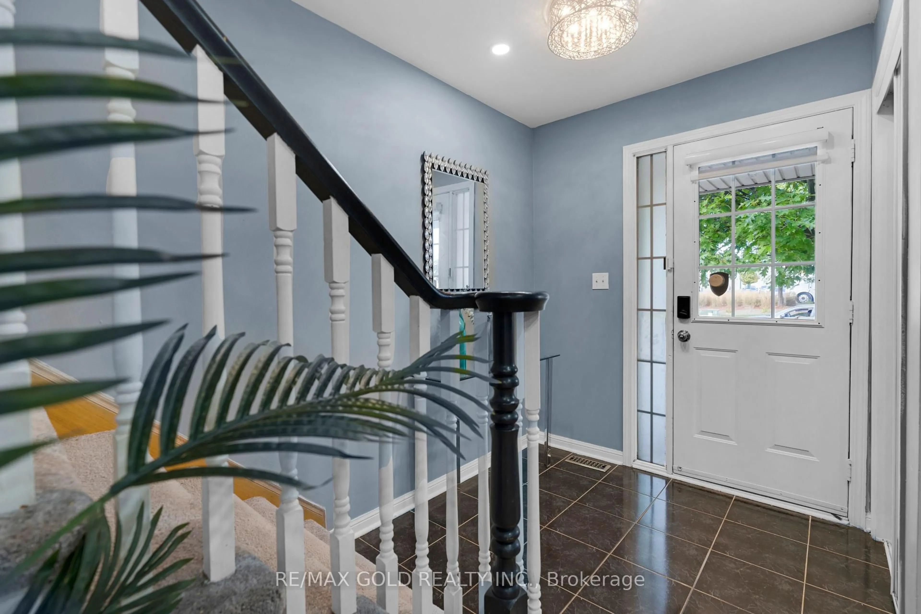 Indoor entryway for 30 Worthington Ave, Brampton Ontario L7A 1M9