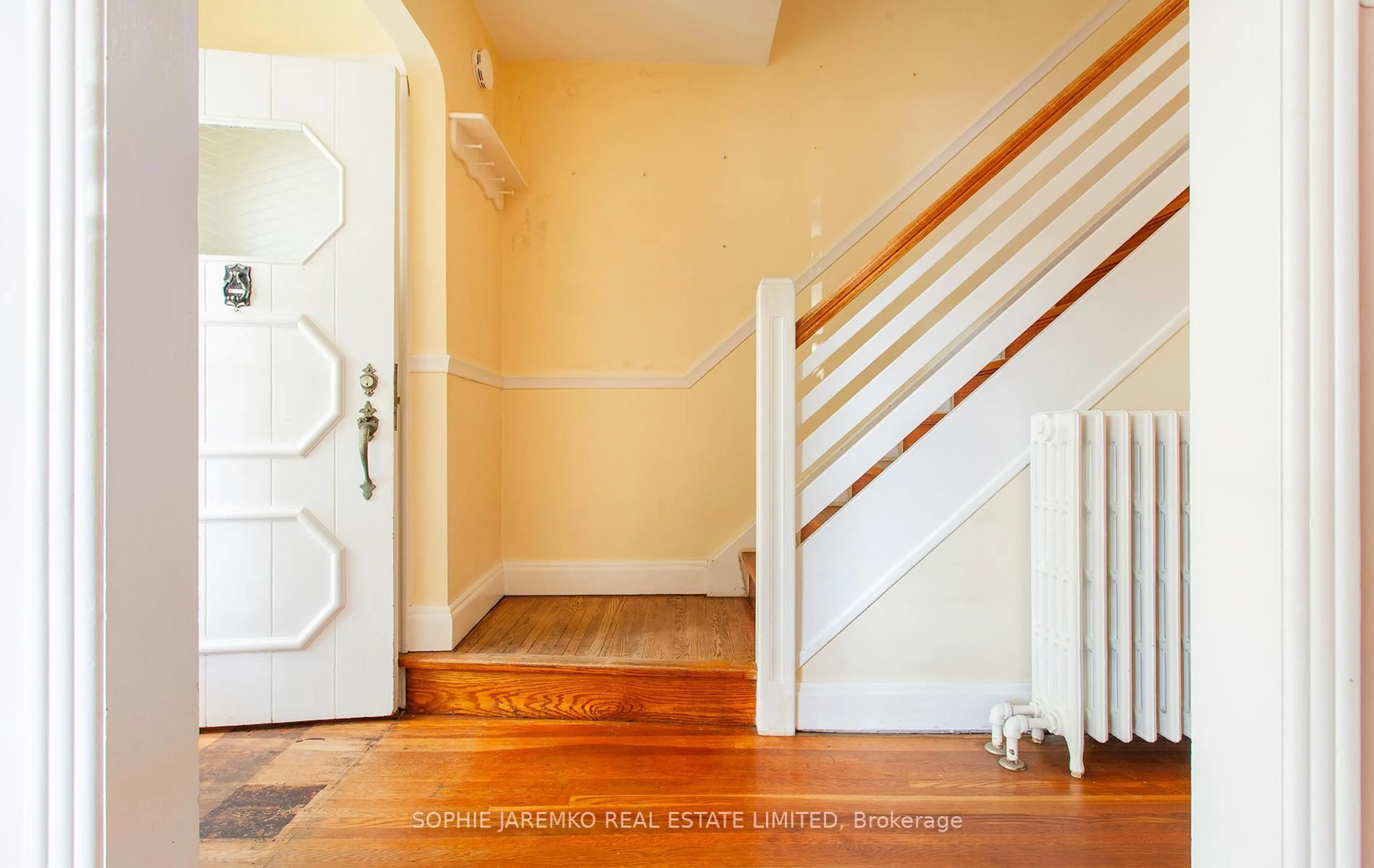 Indoor entryway for 24 Sunnylea Ave, Toronto Ontario M8Y 2J7