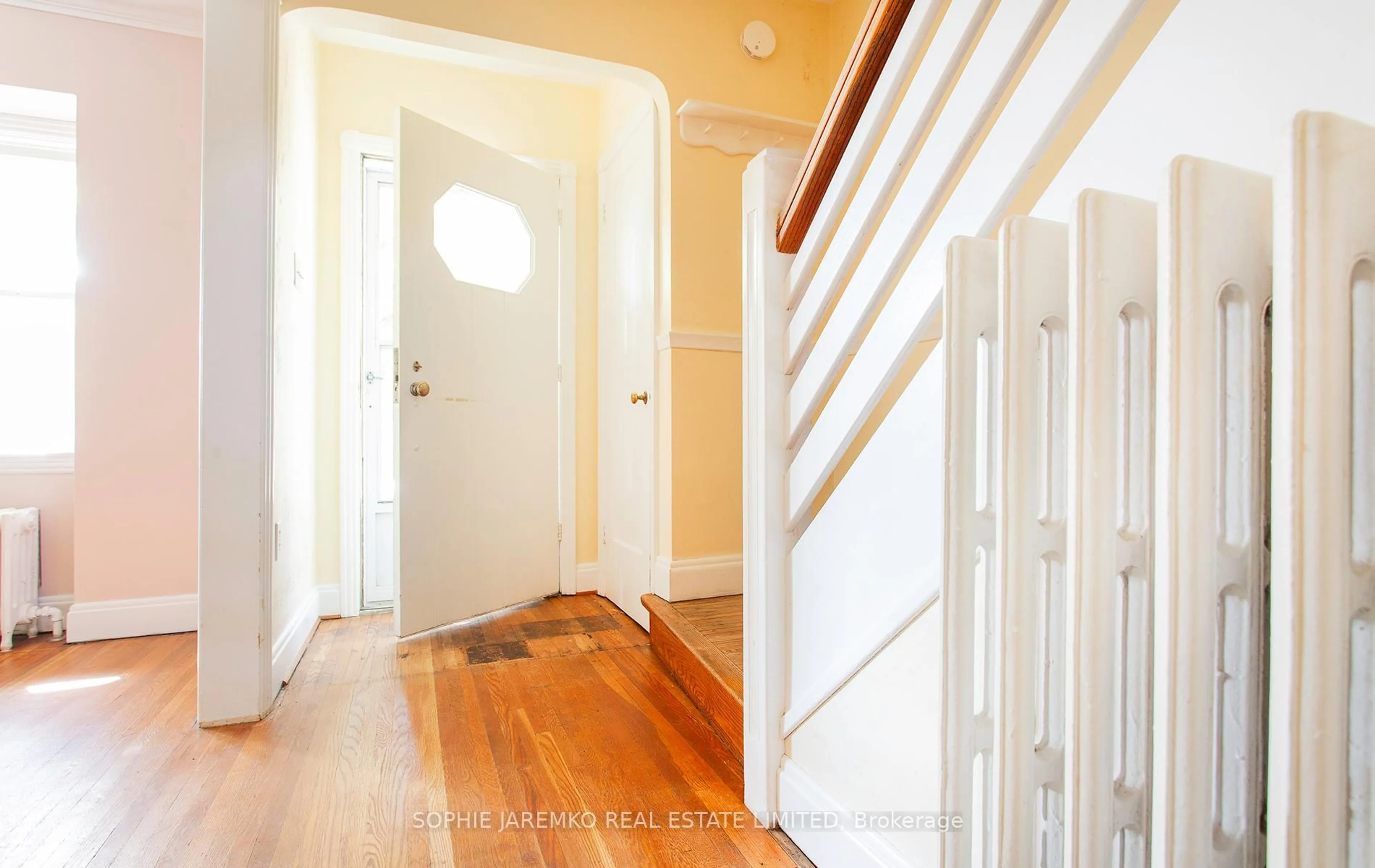 Indoor entryway for 24 Sunnylea Ave, Toronto Ontario M8Y 2J7
