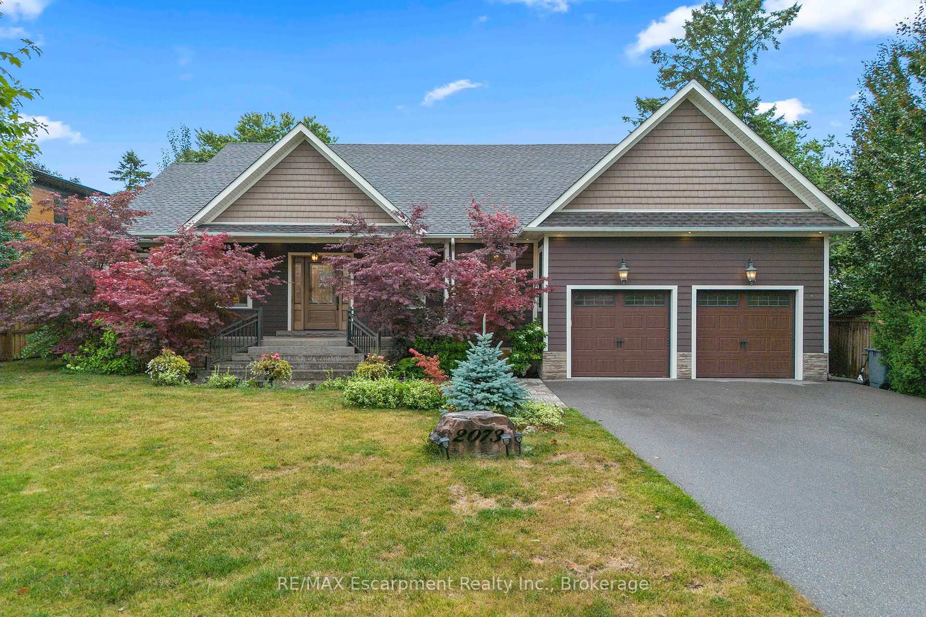 Home with vinyl exterior material, street for 2073 Deramore Dr, Oakville Ontario L6J 2P7