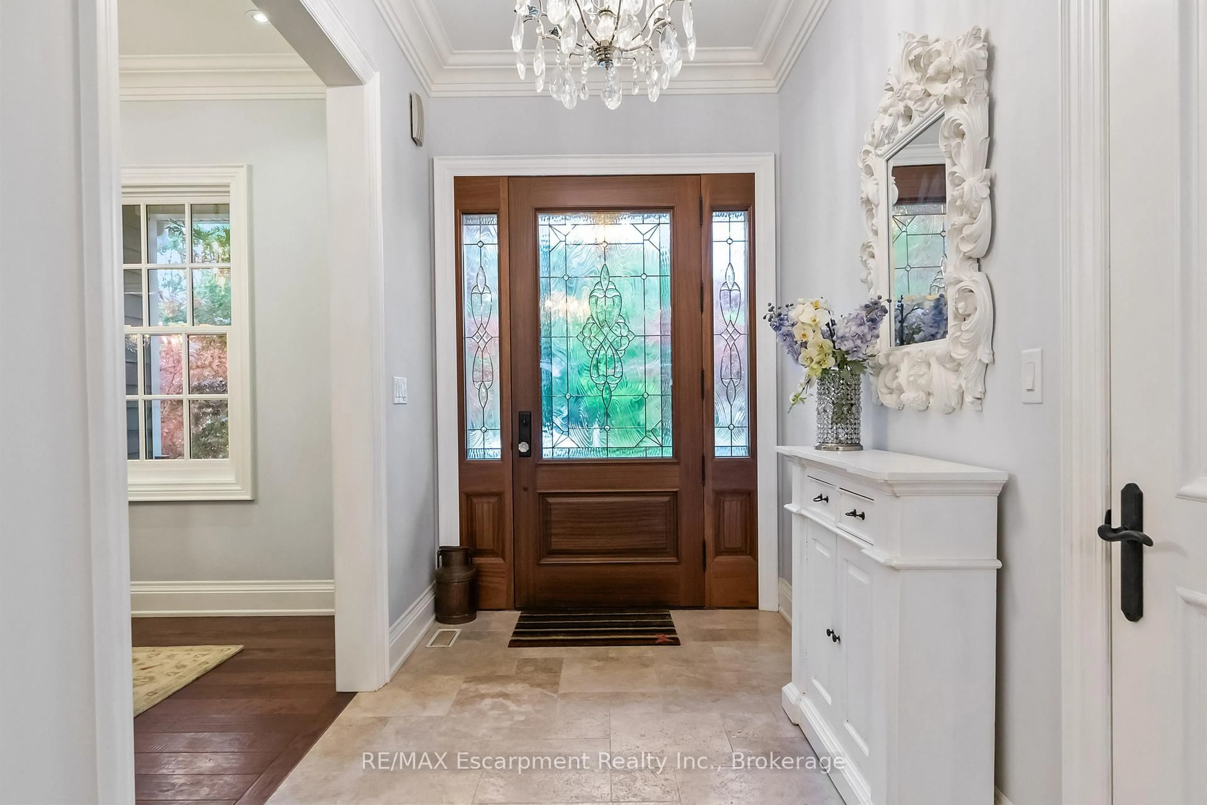 Indoor entryway for 2073 Deramore Dr, Oakville Ontario L6J 2P7