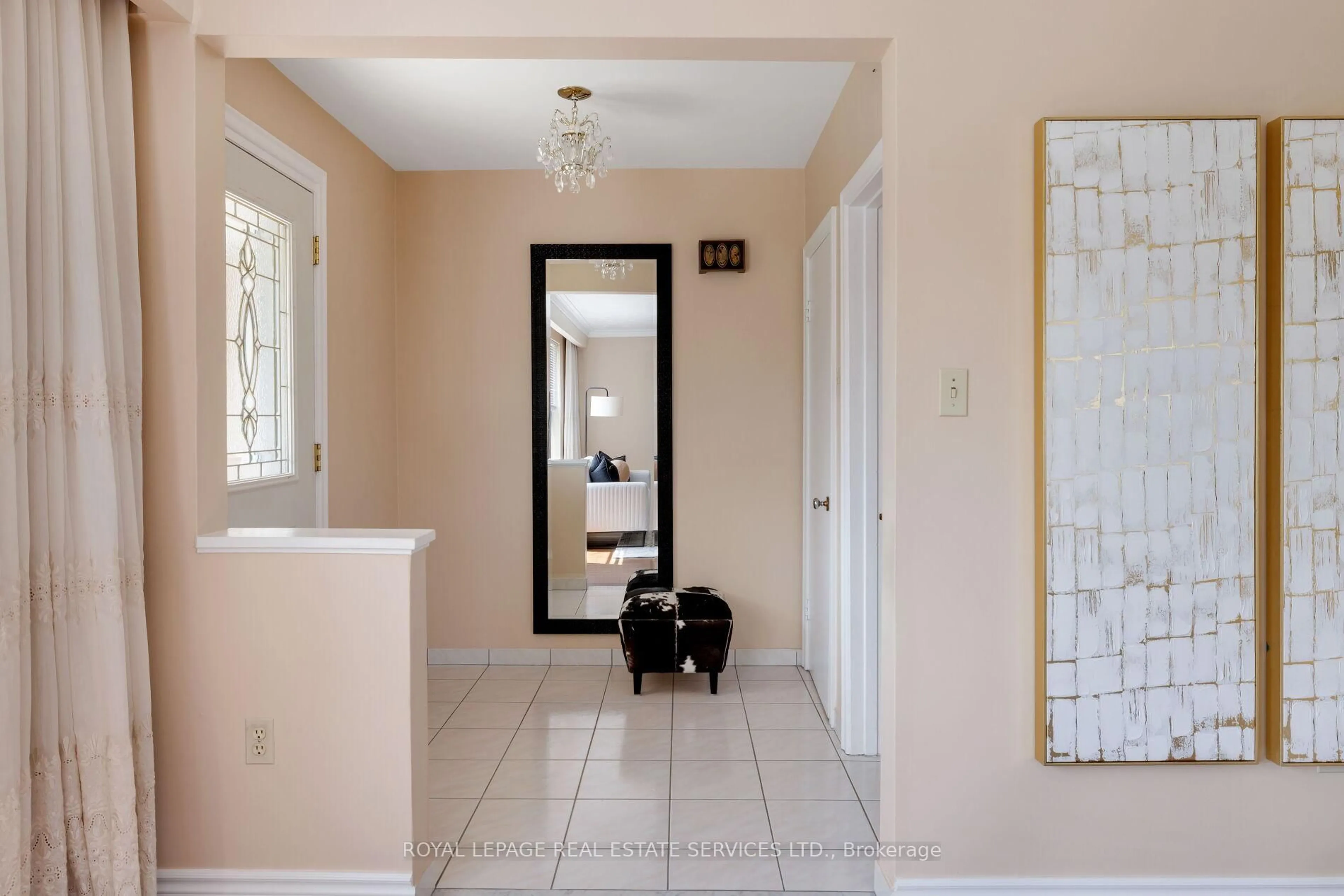 Indoor entryway for 339 Woodale Ave, Oakville Ontario L6K 2N8