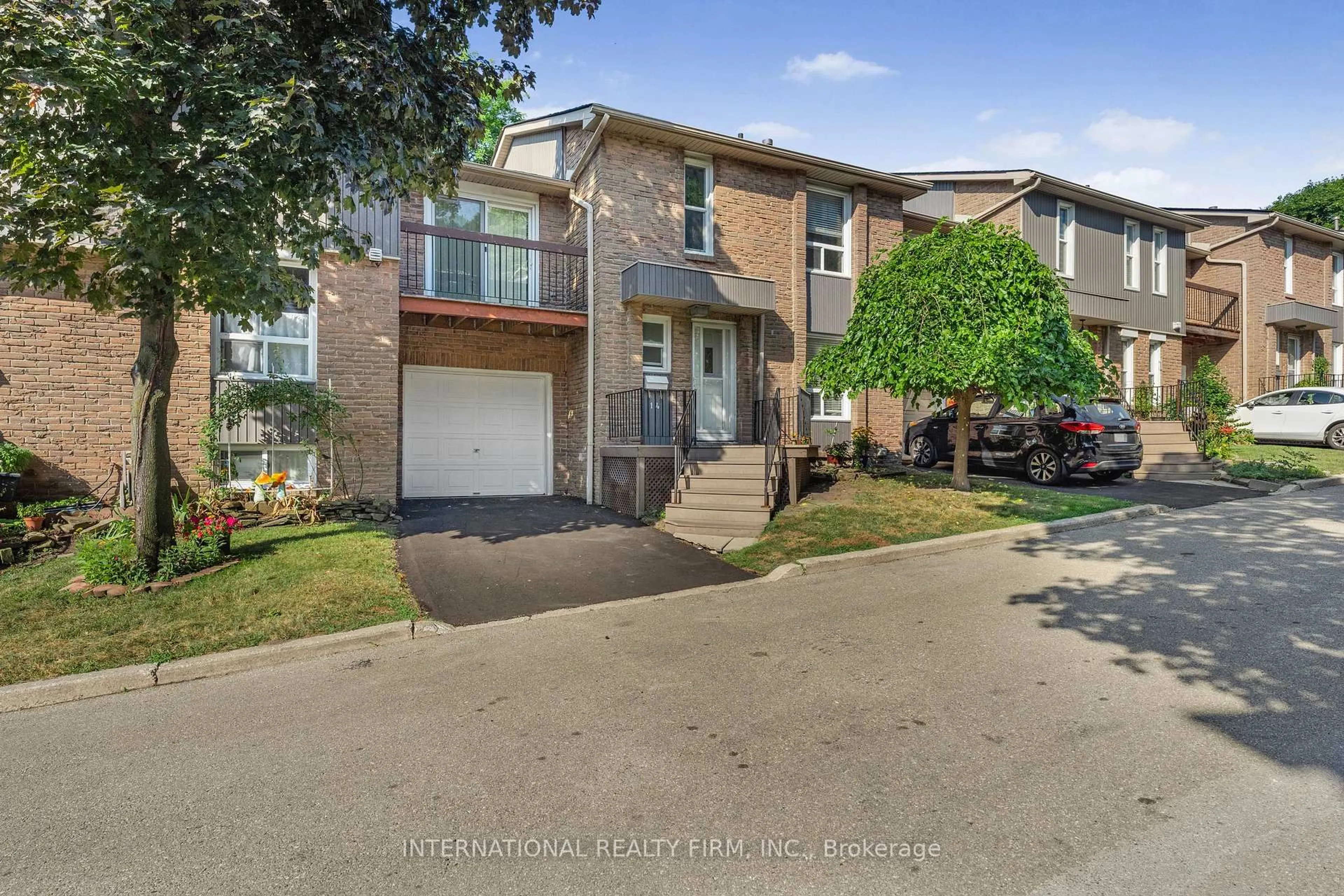 A pic from outside/outdoor area/front of a property/back of a property/a pic from drone, street for 900 Dundas St St #14, Mississauga Ontario L5C 3B3