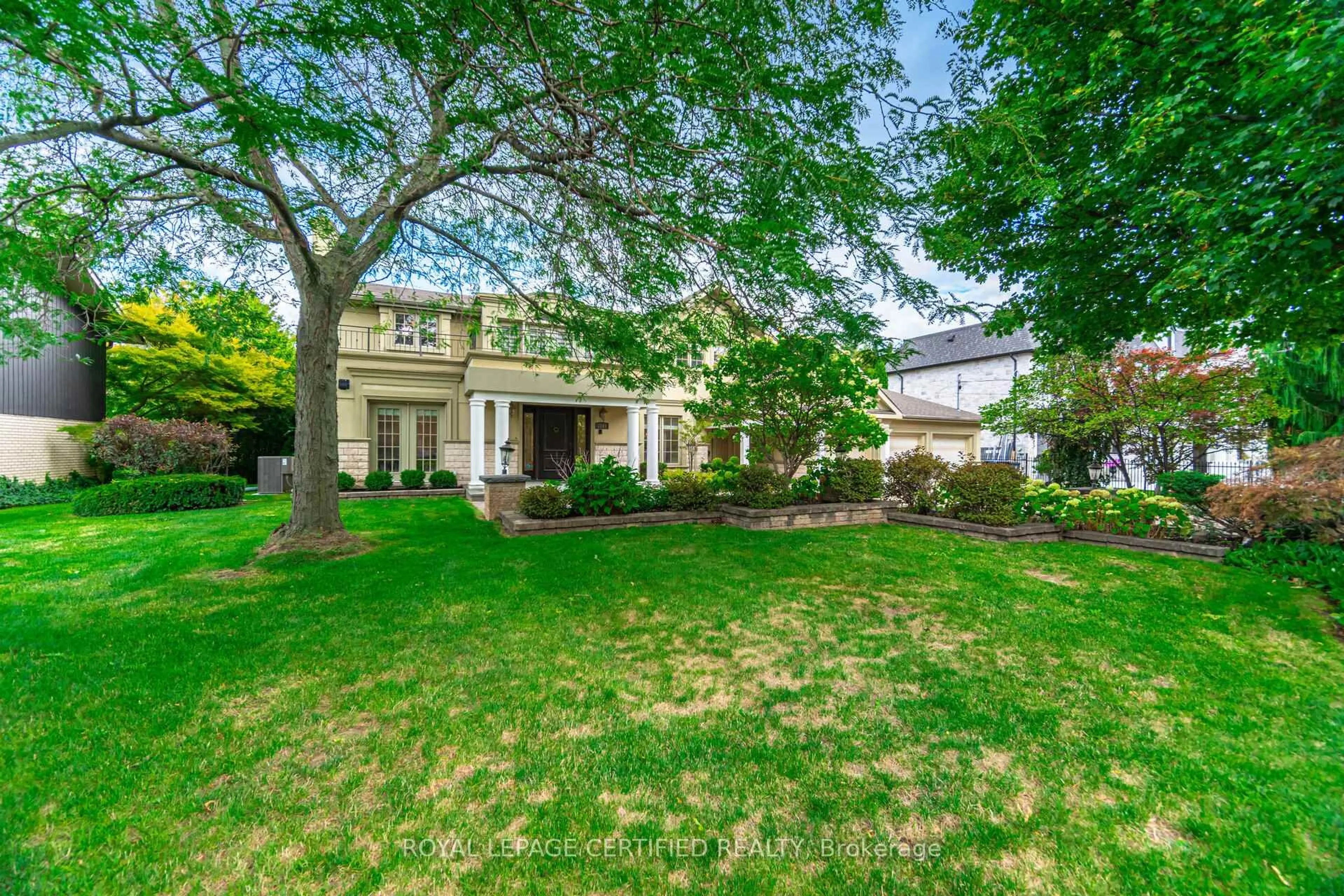 A pic from outside/outdoor area/front of a property/back of a property/a pic from drone, street for 2197 Courrier Lane, Mississauga Ontario L5C 1V1