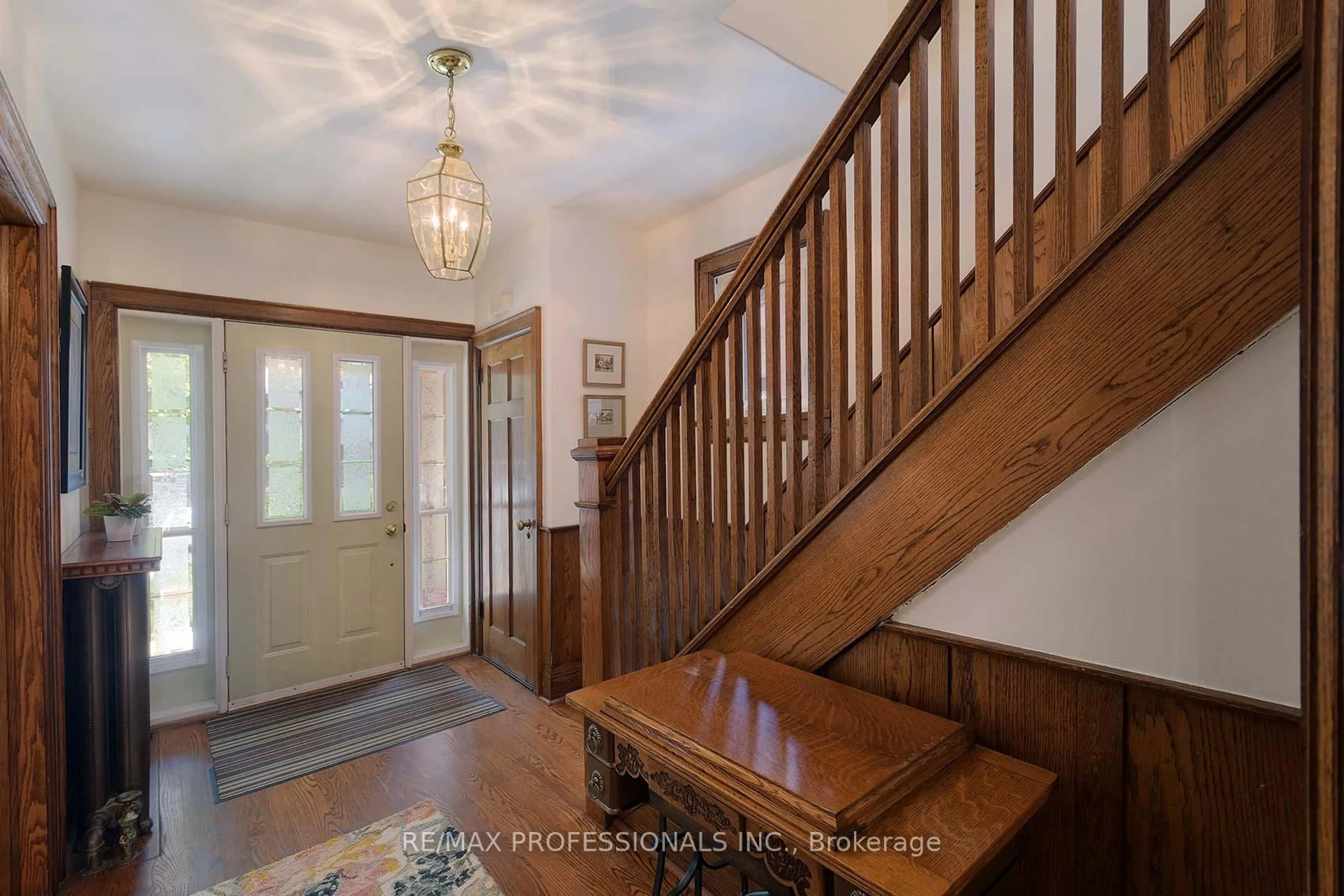 Indoor foyer for 302 Armadale Ave, Toronto Ontario M6S 3X4