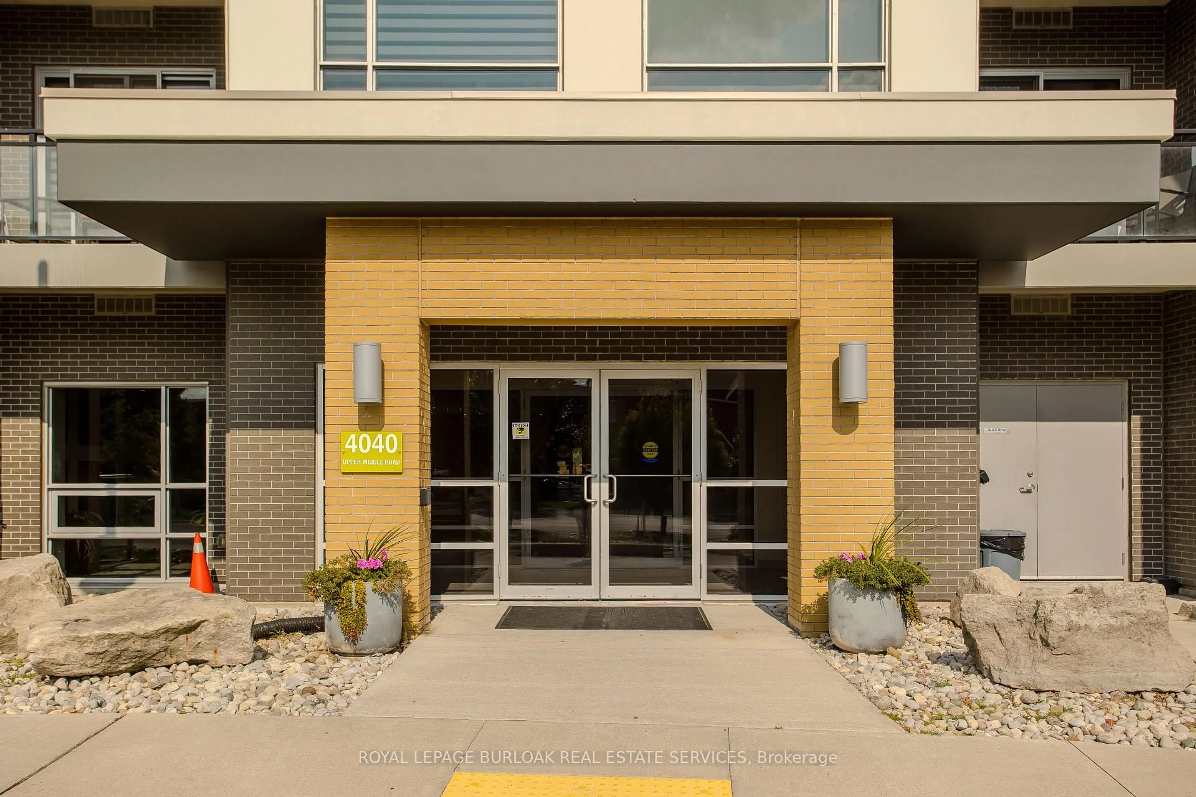 Indoor foyer for 4040 Upper Middle Rd #117, Burlington Ontario L7M 0H2