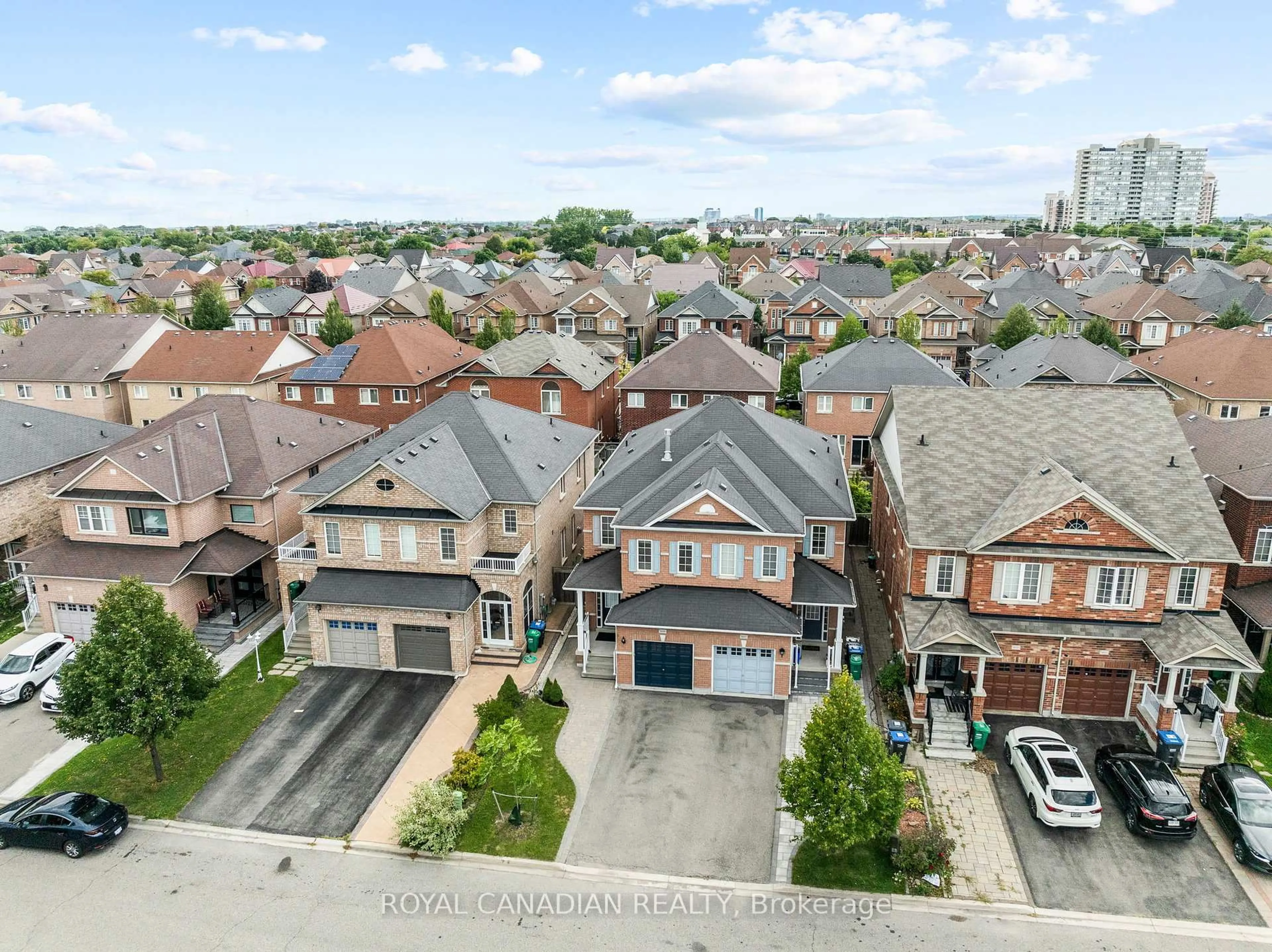 A pic from outside/outdoor area/front of a property/back of a property/a pic from drone, street for 4699 Centretown Way, Mississauga Ontario L5R 0C8