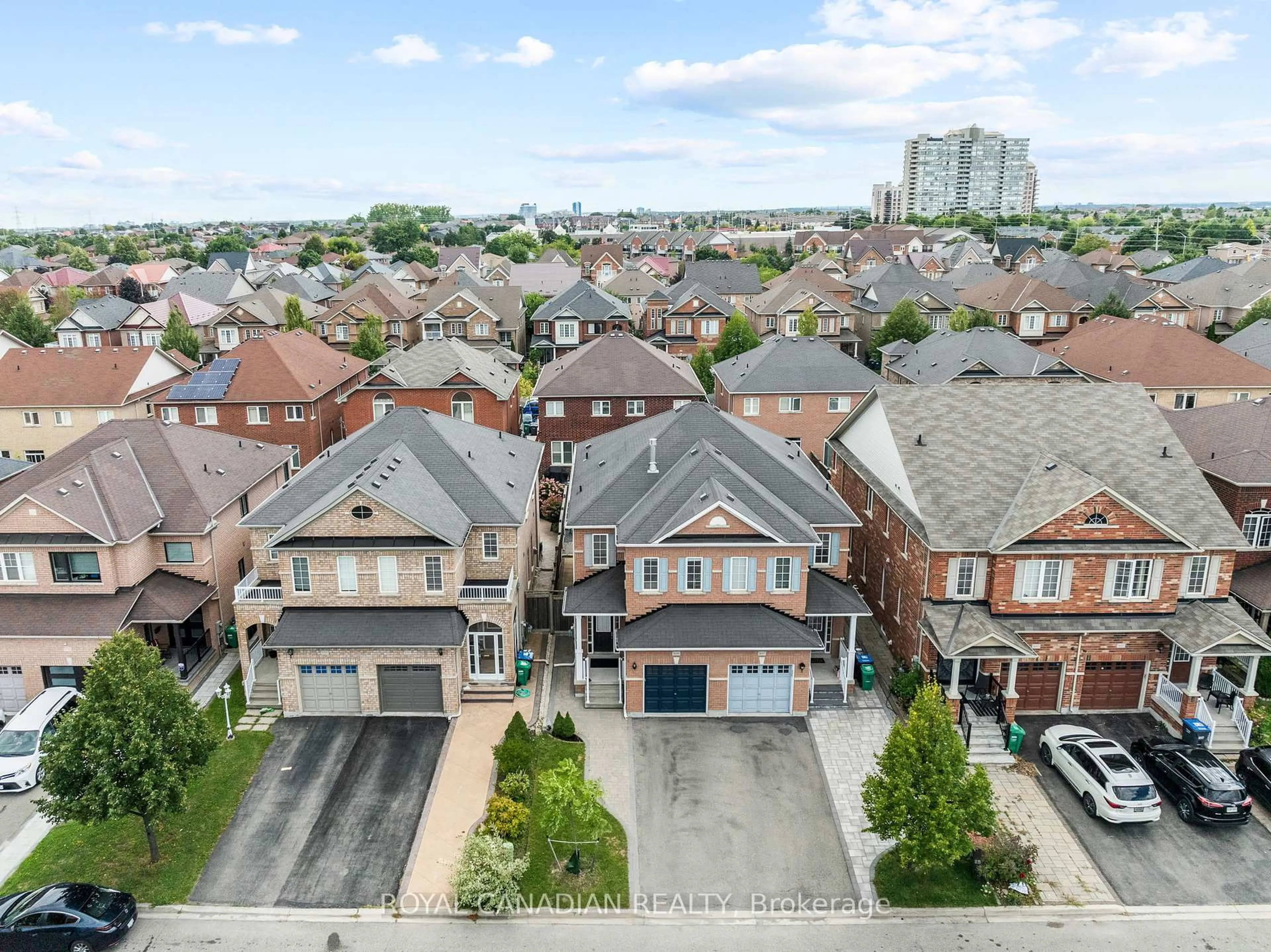 A pic from outside/outdoor area/front of a property/back of a property/a pic from drone, street for 4699 Centretown Way, Mississauga Ontario L5R 0C8