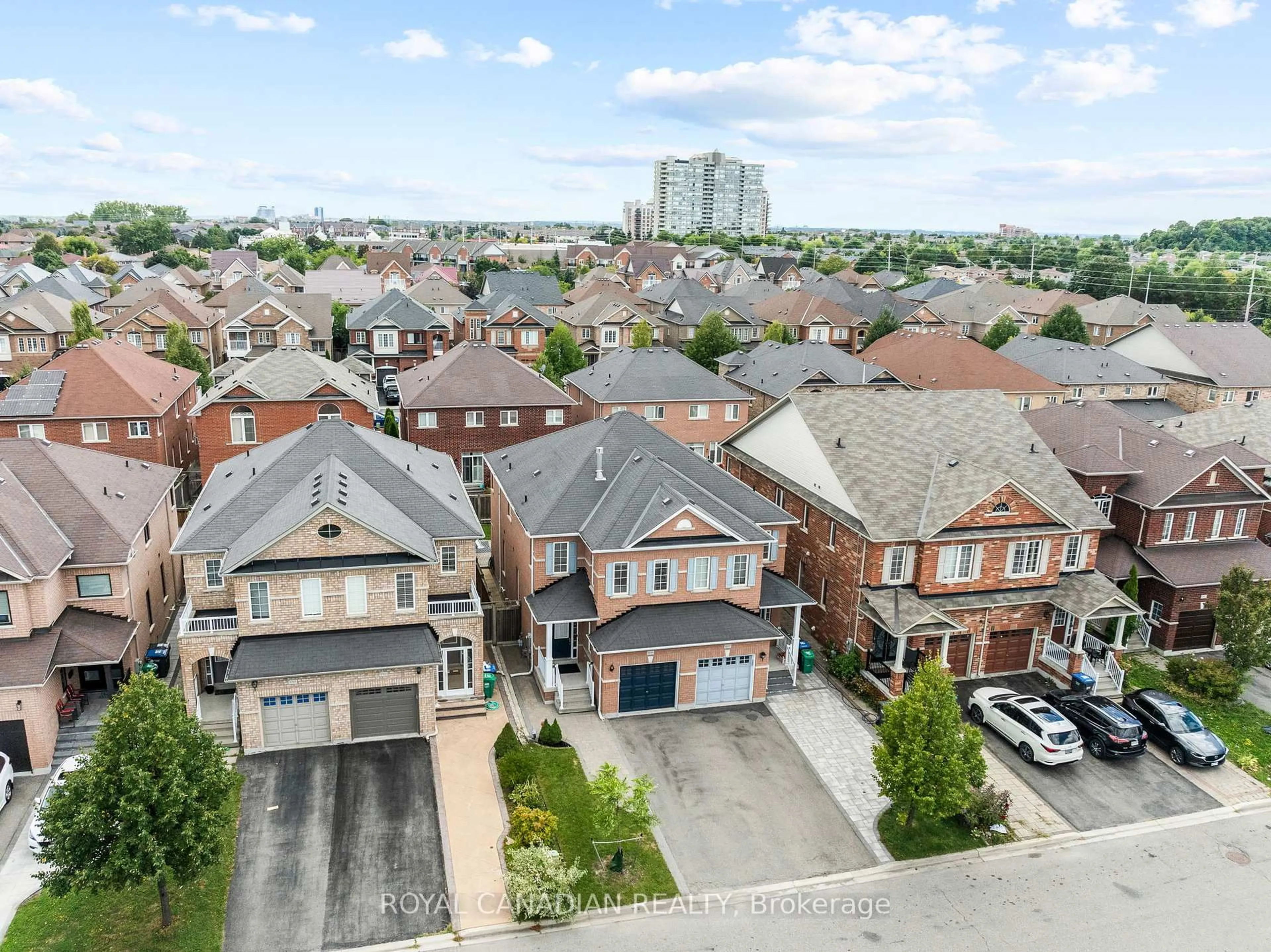 A pic from outside/outdoor area/front of a property/back of a property/a pic from drone, street for 4699 Centretown Way, Mississauga Ontario L5R 0C8