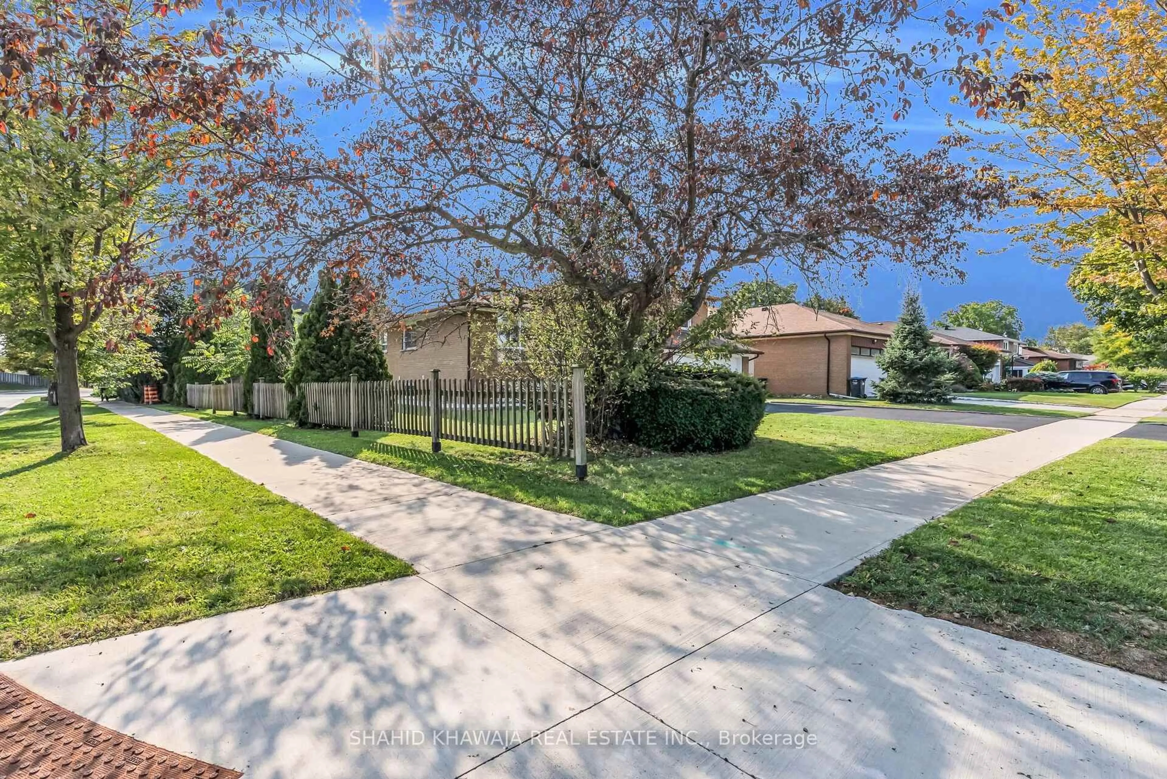 Patio, street for 3432 Glorene Crt, Mississauga Ontario L4Y 3K3